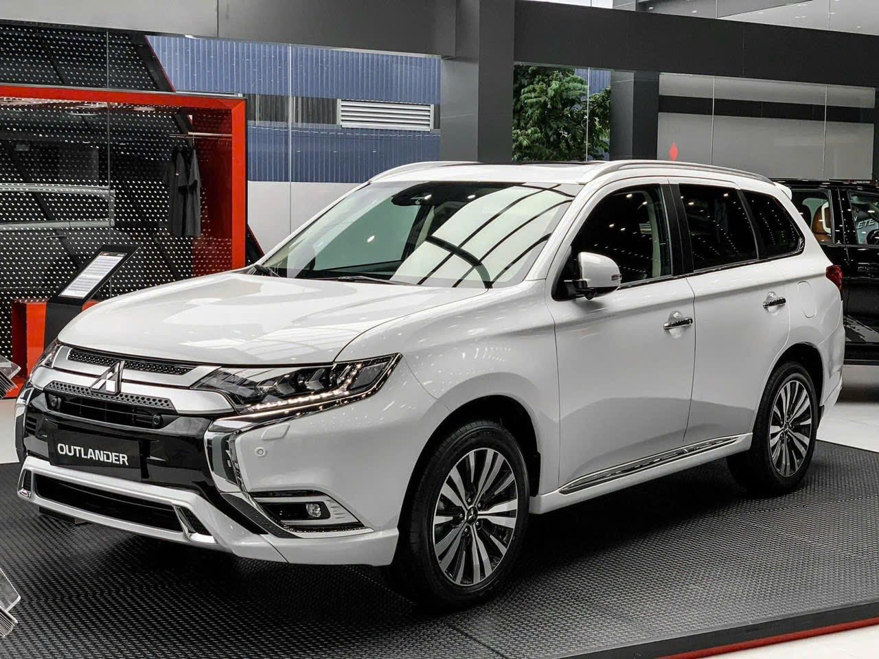 Mitsubishi Outlander dừng bán tại Việt Nam, mở đường cho Destinator, nhiều fan tiếc nuối- Ảnh 2. Mitsubishi Outlander dừng bán tại Việt Nam, mở đường cho Destinator, nhiều fan tiếc nuối- Ảnh 2.