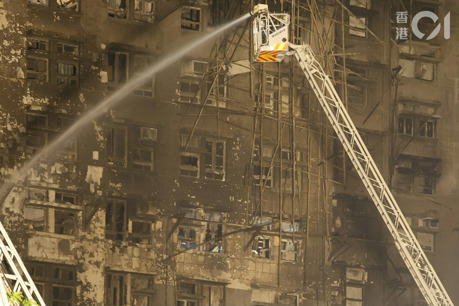 Cận cảnh bên trong căn hộ chỉ còn tro tàn trong chung cư bị cháy ở Hong Kong (Trung Quốc)- Ảnh 4. Cận cảnh bên trong căn hộ chỉ còn tro tàn trong chung cư bị cháy ở Hong Kong (Trung Quốc)- Ảnh 4.