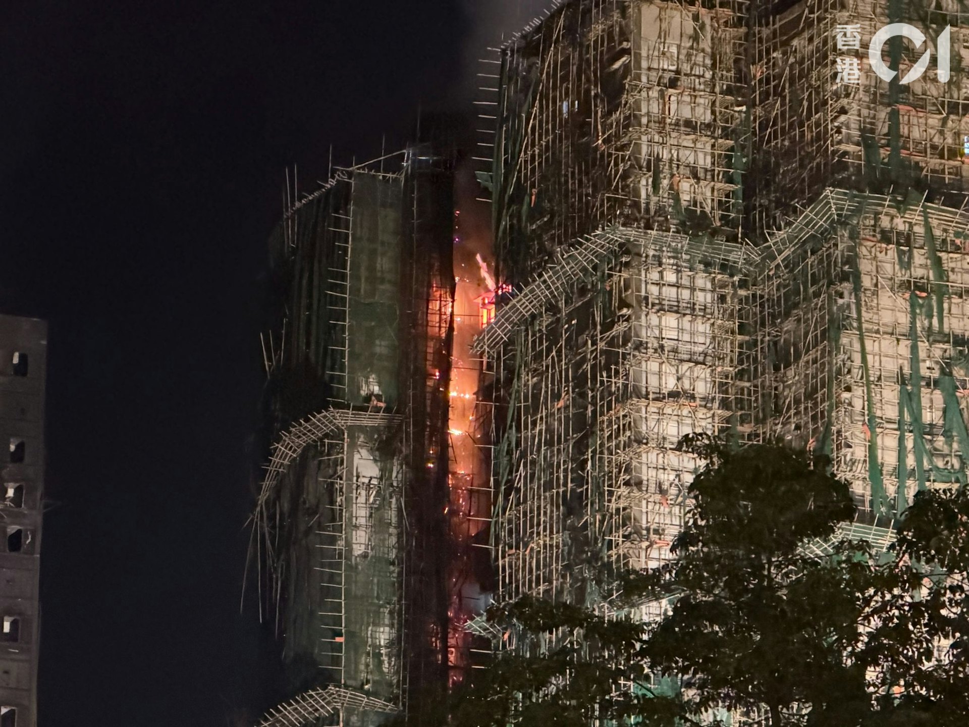 Cận cảnh bên trong căn hộ chỉ còn tro tàn trong chung cư bị cháy ở Hong Kong (Trung Quốc)- Ảnh 2. Cận cảnh bên trong căn hộ chỉ còn tro tàn trong chung cư bị cháy ở Hong Kong (Trung Quốc)- Ảnh 2.