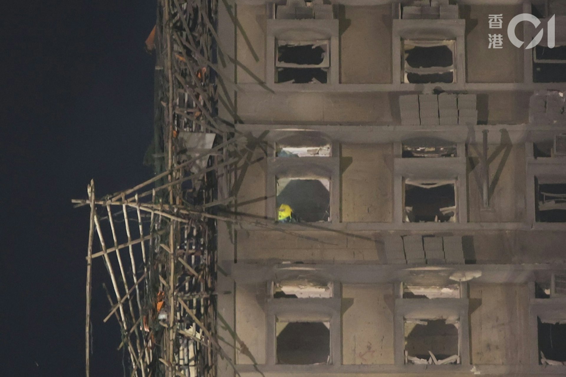 Cận cảnh bên trong căn hộ chỉ còn tro tàn trong chung cư bị cháy ở Hong Kong (Trung Quốc)- Ảnh 5. Cận cảnh bên trong căn hộ chỉ còn tro tàn trong chung cư bị cháy ở Hong Kong (Trung Quốc)- Ảnh 5.