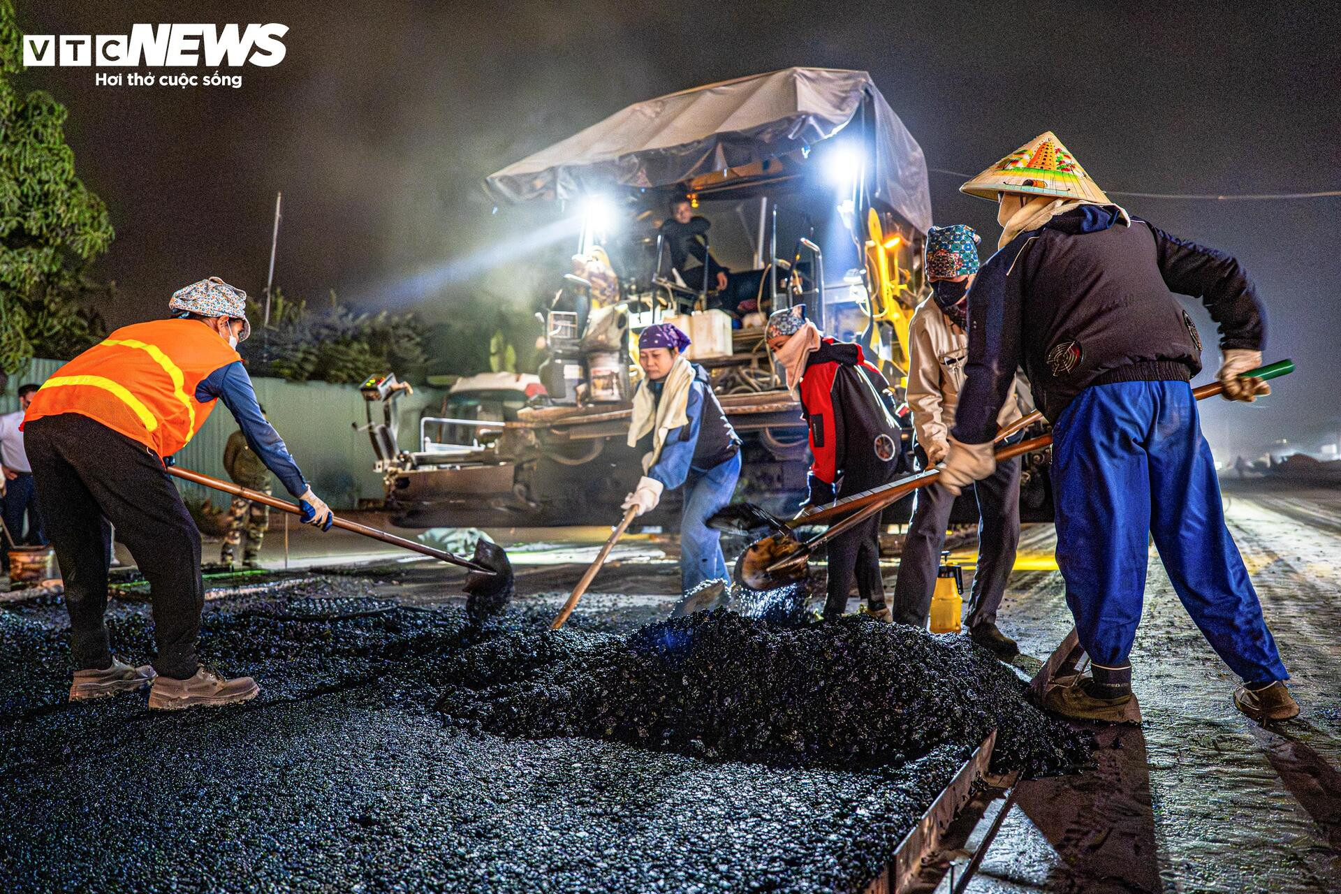 Vành đai 2,5 Hà Nội sáng đèn suốt đêm chạy đua về đích- Ảnh 7.