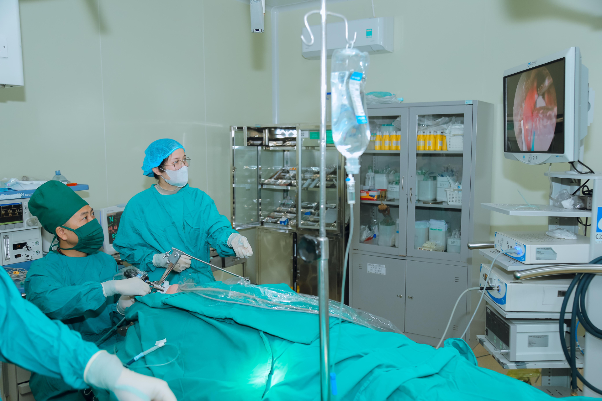 Bệnh nhân 54 tuổi khàn tiếng điều trị tại Hà Lan nhưng không khỏi: Tìm gặp bác sĩ của BV Đức Giang và xuất viện sau 3 ngày- Ảnh 1.