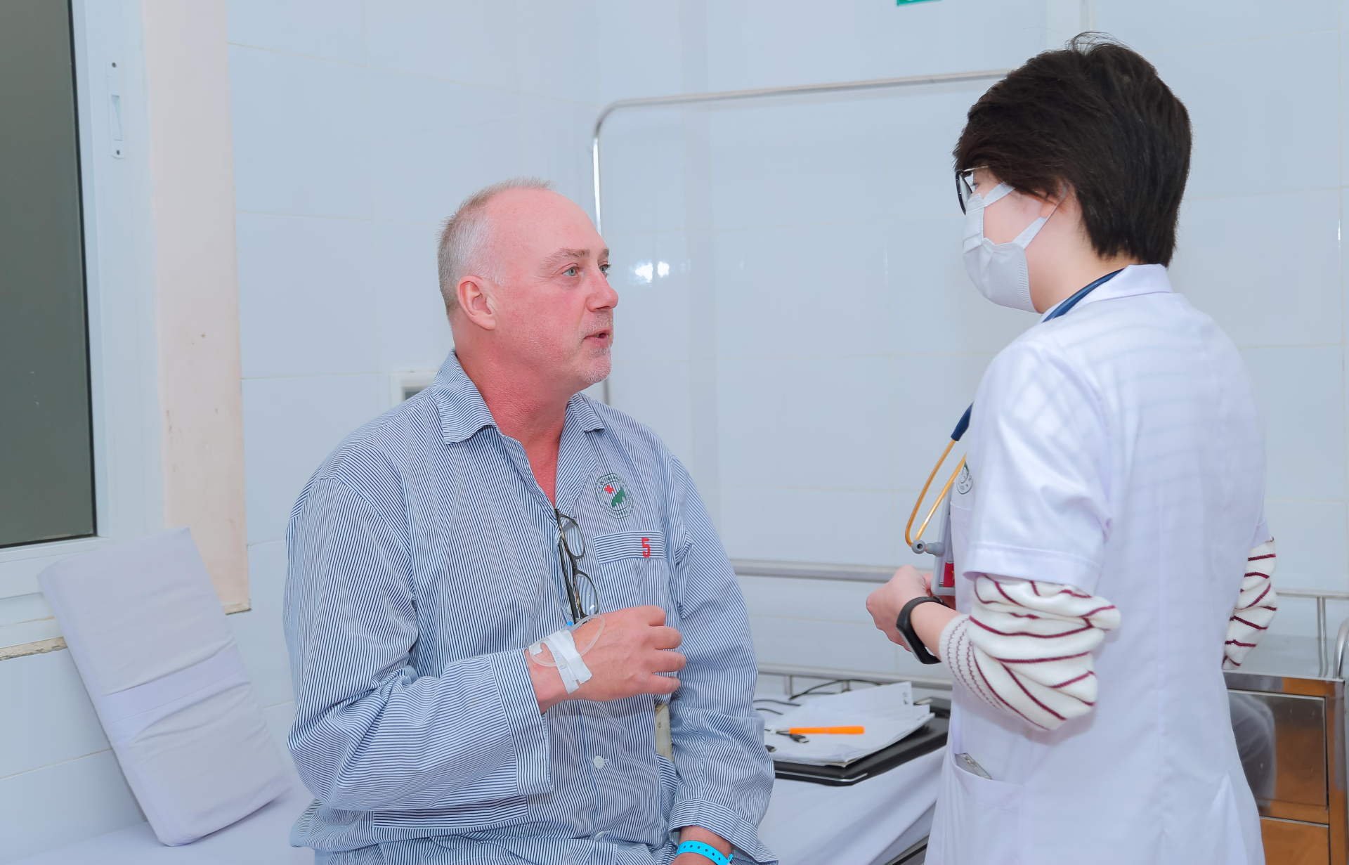 Bệnh nhân 54 tuổi khàn tiếng điều trị tại Hà Lan nhưng không khỏi: Tìm gặp bác sĩ của BV Đức Giang và xuất viện sau 3 ngày- Ảnh 2.