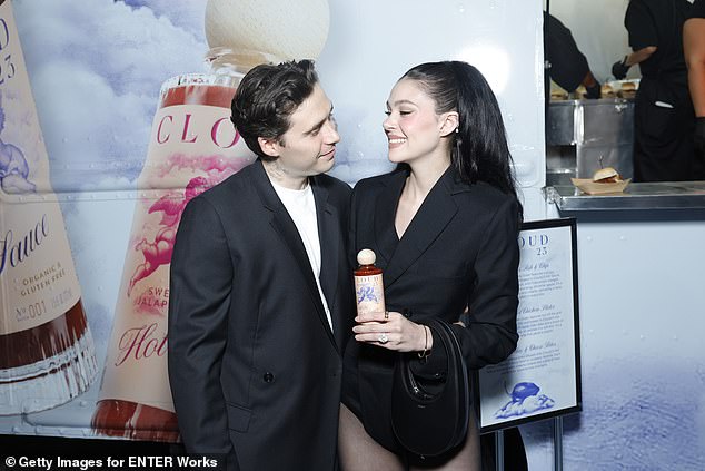 Mẹ của Victoria Beckham cầu xin cháu trai Brooklyn về nhà đón Giáng sinh sau 1 năm xa cách gia đình- Ảnh 5.