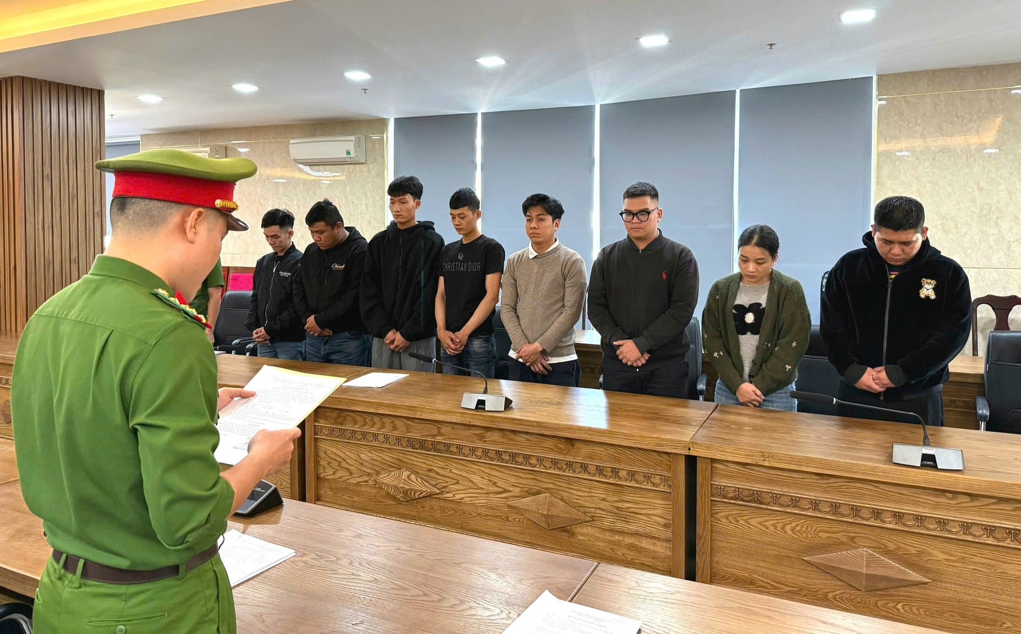 Phong tỏa hơn 1.000 tài khoản trong đường dây do Nguyễn Trúc Mai và 32 người khác thực hiện- Ảnh 1.