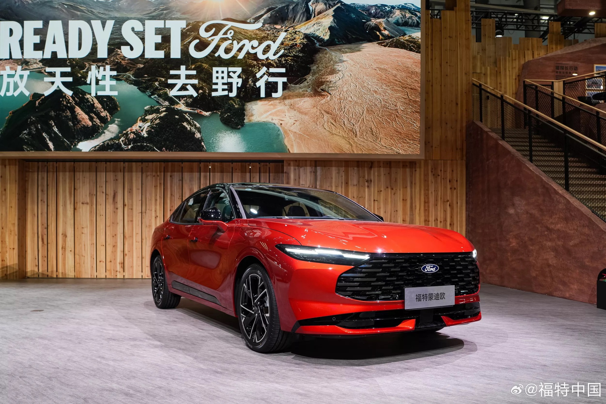 Ford làm mới mẫu sedan từng đấu Camry tại Việt Nam: Đầu gần giống Territory, màn hình siêu lớn bao trọn táp-lô, máy xăng và hybrid- Ảnh 1.