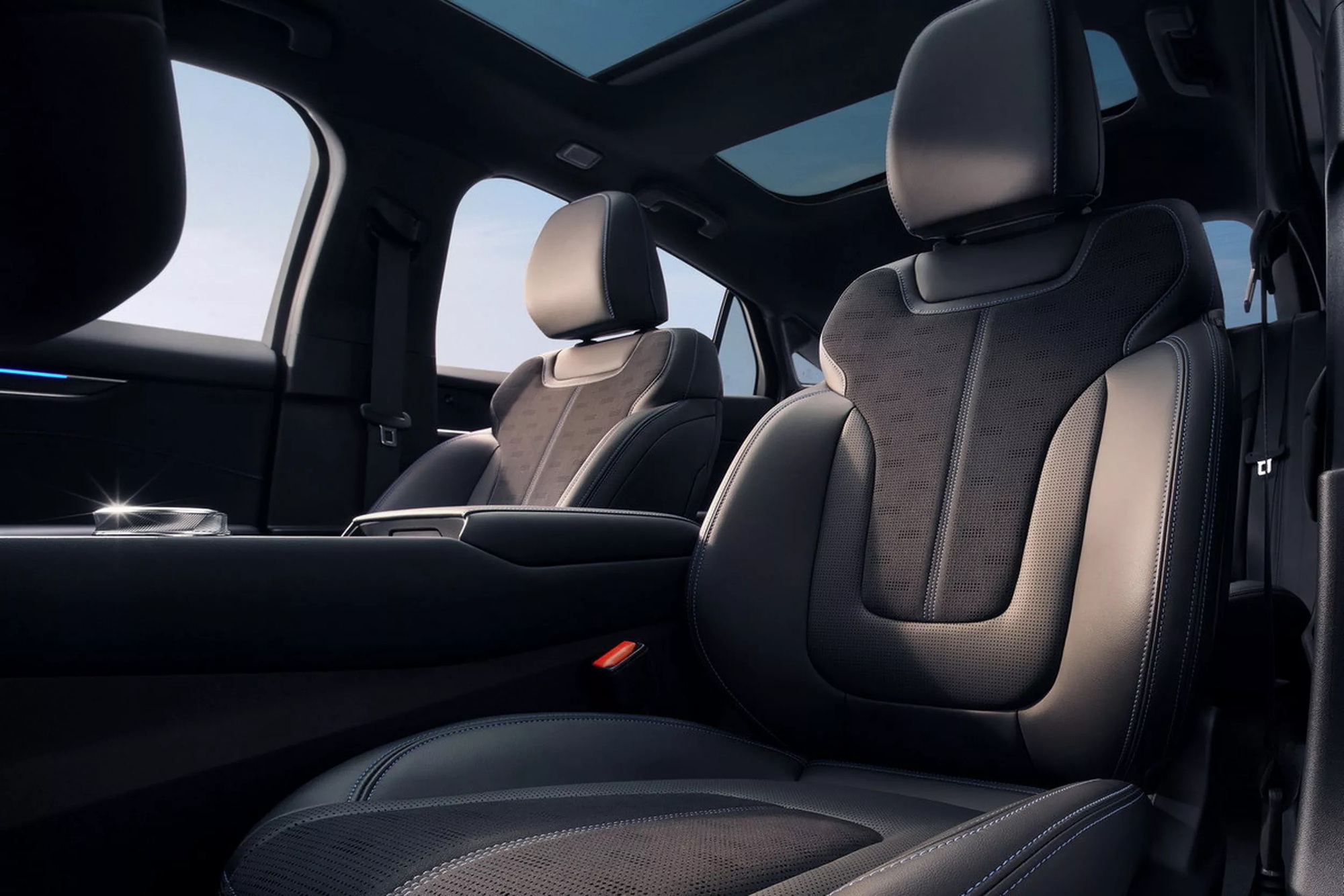 Ford làm mới mẫu sedan từng đấu Camry tại Việt Nam: Đầu gần giống Territory, màn hình siêu lớn bao trọn táp-lô, máy xăng và hybrid- Ảnh 7.