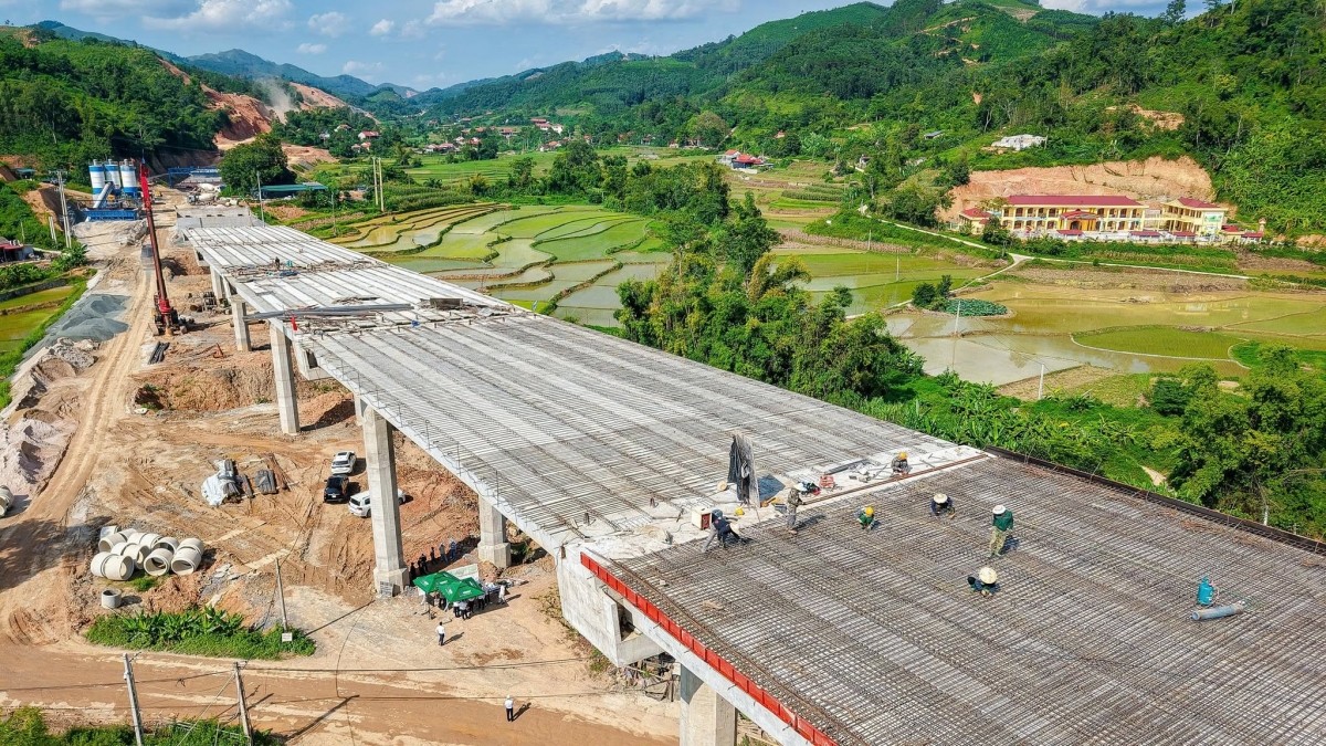 Hàng nghìn tấn loại thép cường độ cao duy nhất Hòa Phát sản xuất được tại Việt Nam được dùng tại Sân bay Long Thành,  các dự án cao tốc, Aeon Mall, Vinhomes- Ảnh 2.