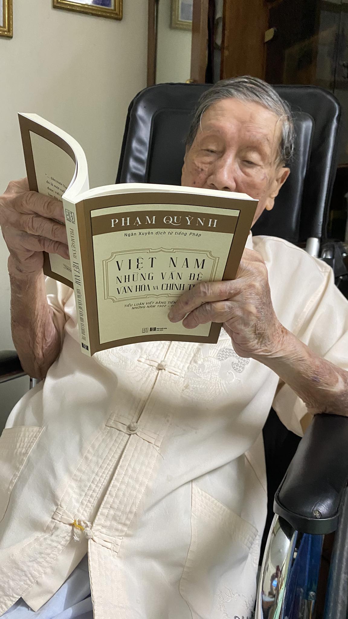 Nam nghệ sĩ sắp 100 tuổi ở Hà Nội: Sống lạc quan, vẫn làm một việc hằng ngày- Ảnh 2. Nam nghệ sĩ sắp 100 tuổi ở Hà Nội: Sống lạc quan, vẫn làm một việc hằng ngày- Ảnh 2.