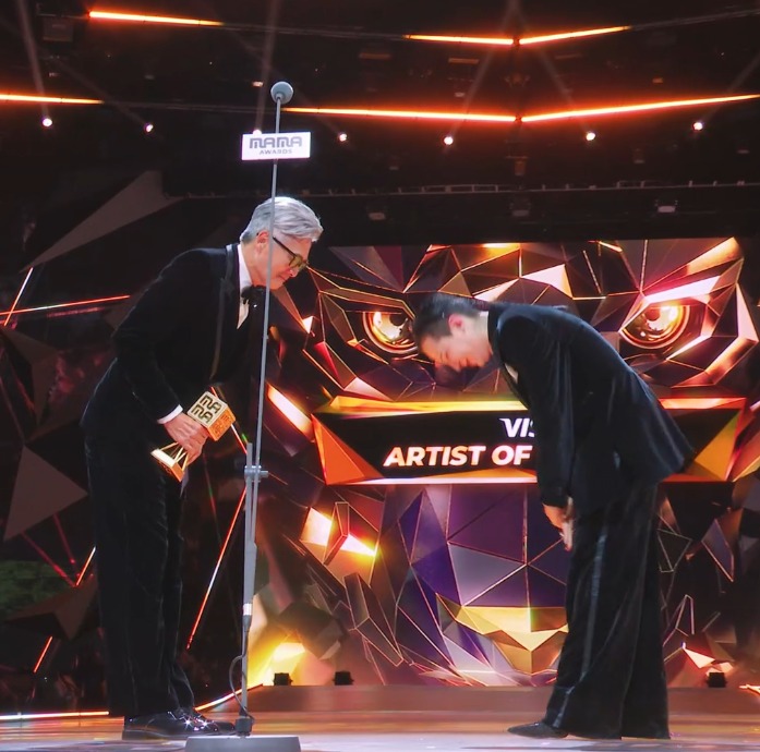 Châu Nhuận Phát và G-DRAGON tái ngộ ở MAMA 2025, dung dăng dung dẻ lên sân khấu khiến 50 triệu người chao đảo- Ảnh 2.