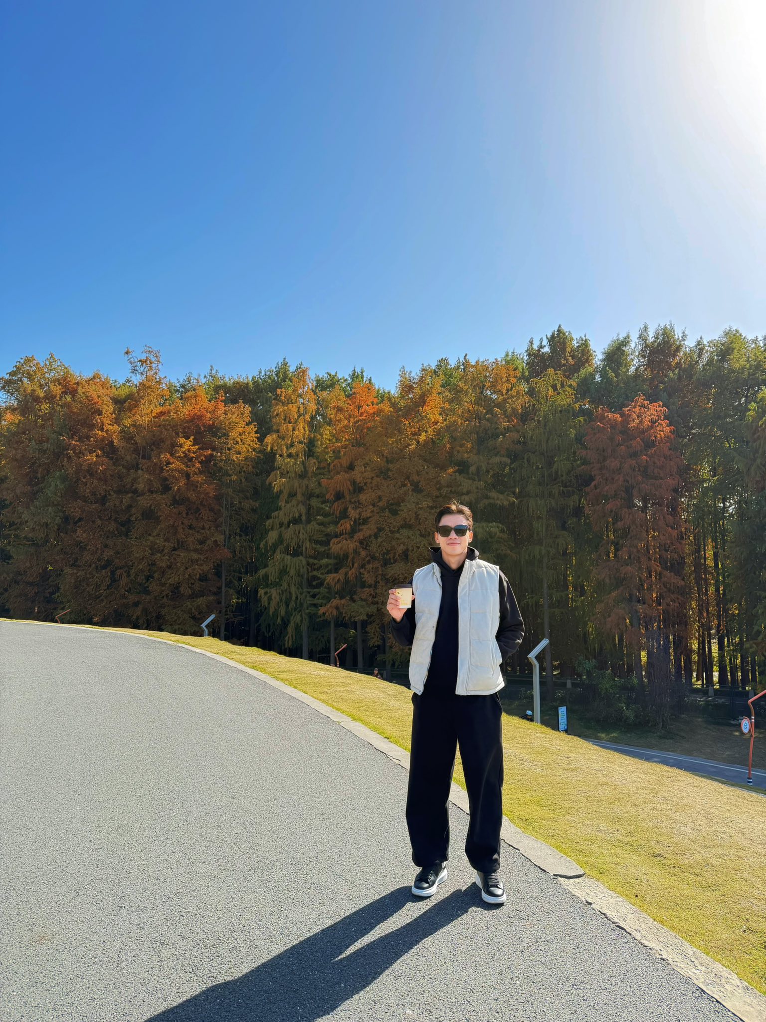 Đội trưởng tuyển Việt Nam nắm tay vợ Hoa khôi đại học Vinh viral khắp cõi mạng, vibe ngoài 30 vẫn quá đẹp, quá tình- Ảnh 4.