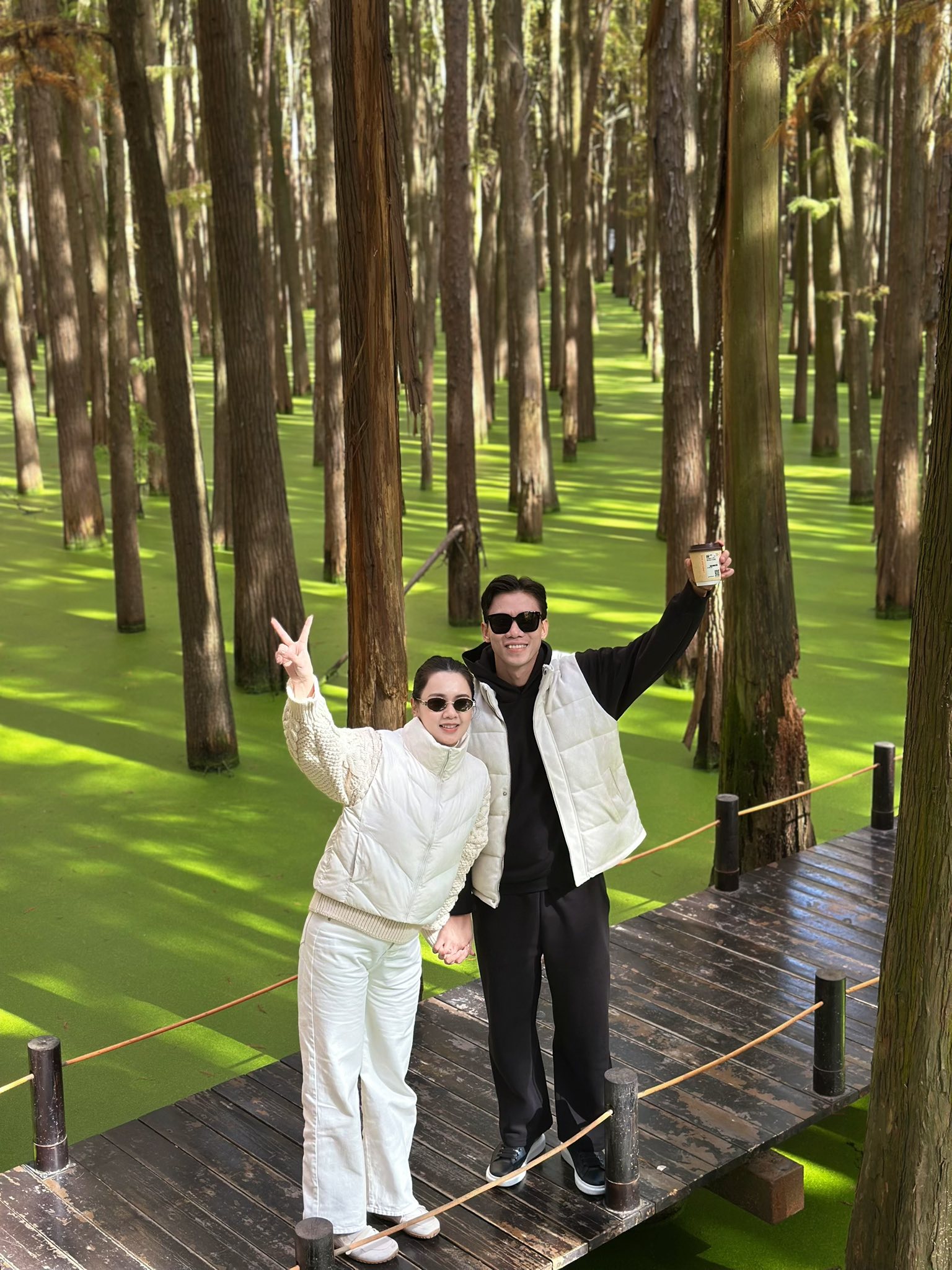 Đội trưởng tuyển Việt Nam nắm tay vợ Hoa khôi đại học Vinh viral khắp cõi mạng, vibe ngoài 30 vẫn quá đẹp, quá tình- Ảnh 8.