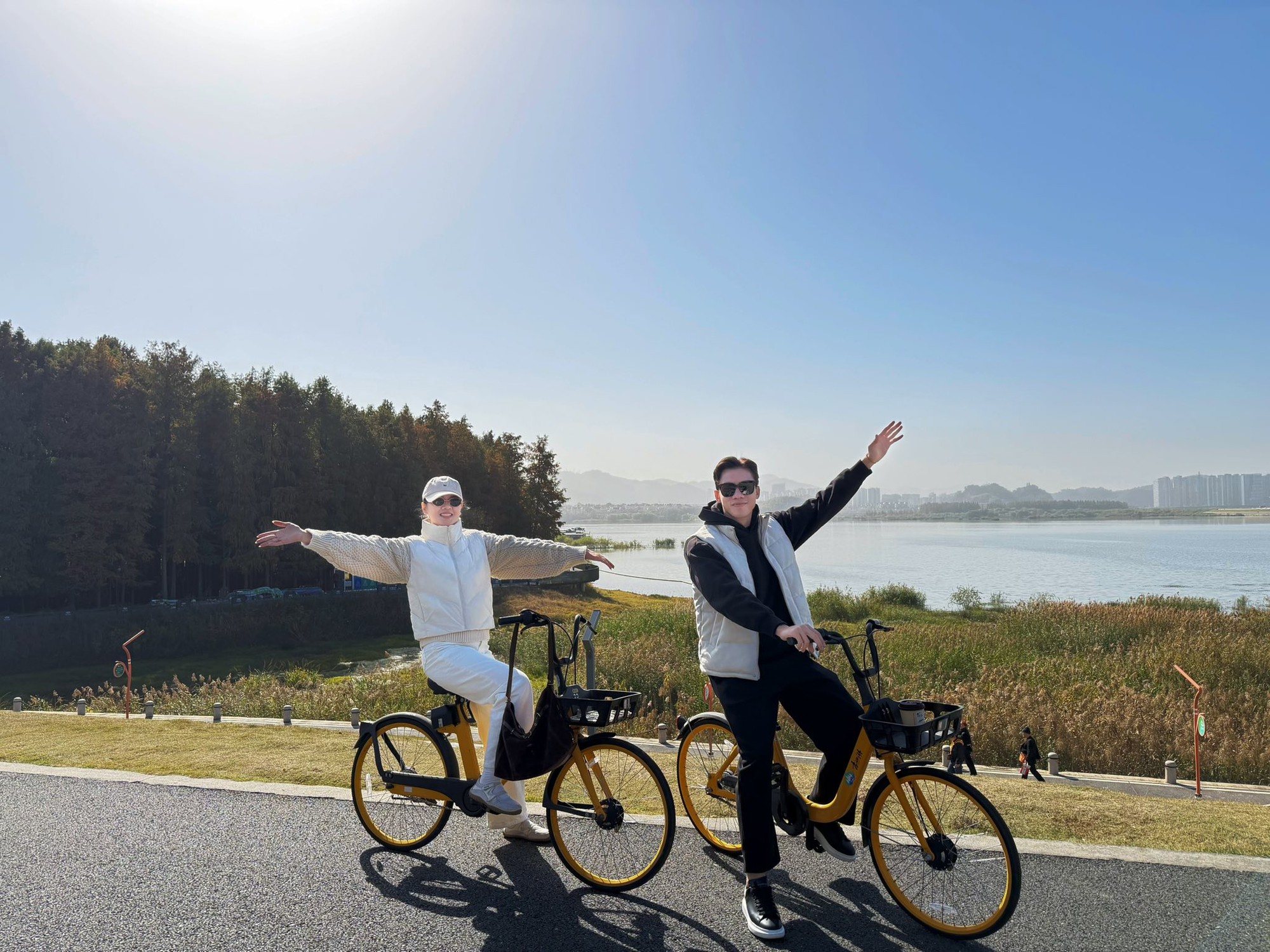 Đội trưởng tuyển Việt Nam nắm tay vợ Hoa khôi đại học Vinh viral khắp cõi mạng, vibe ngoài 30 vẫn quá đẹp, quá tình- Ảnh 1.