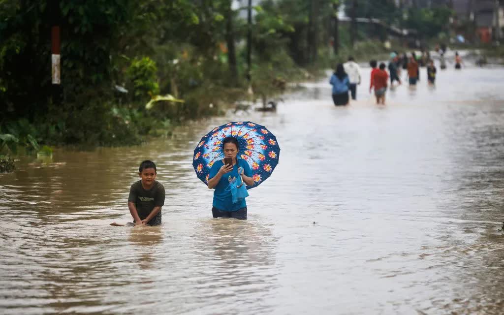 Tỉnh Tây Sumatra ngập sâu sau khi nước lũ bất ngờ ập đến, ngày 27/11/2025 (Ảnh: AP)