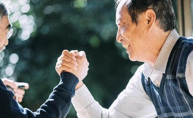 65 tuổi, lương hưu 37 triệu đồng/tháng, cụ ông vẫn làm bảo vệ, không yên tâm "an nhàn tuổi già": Tôi không muốn tụt hậu với đời!- Ảnh 1.