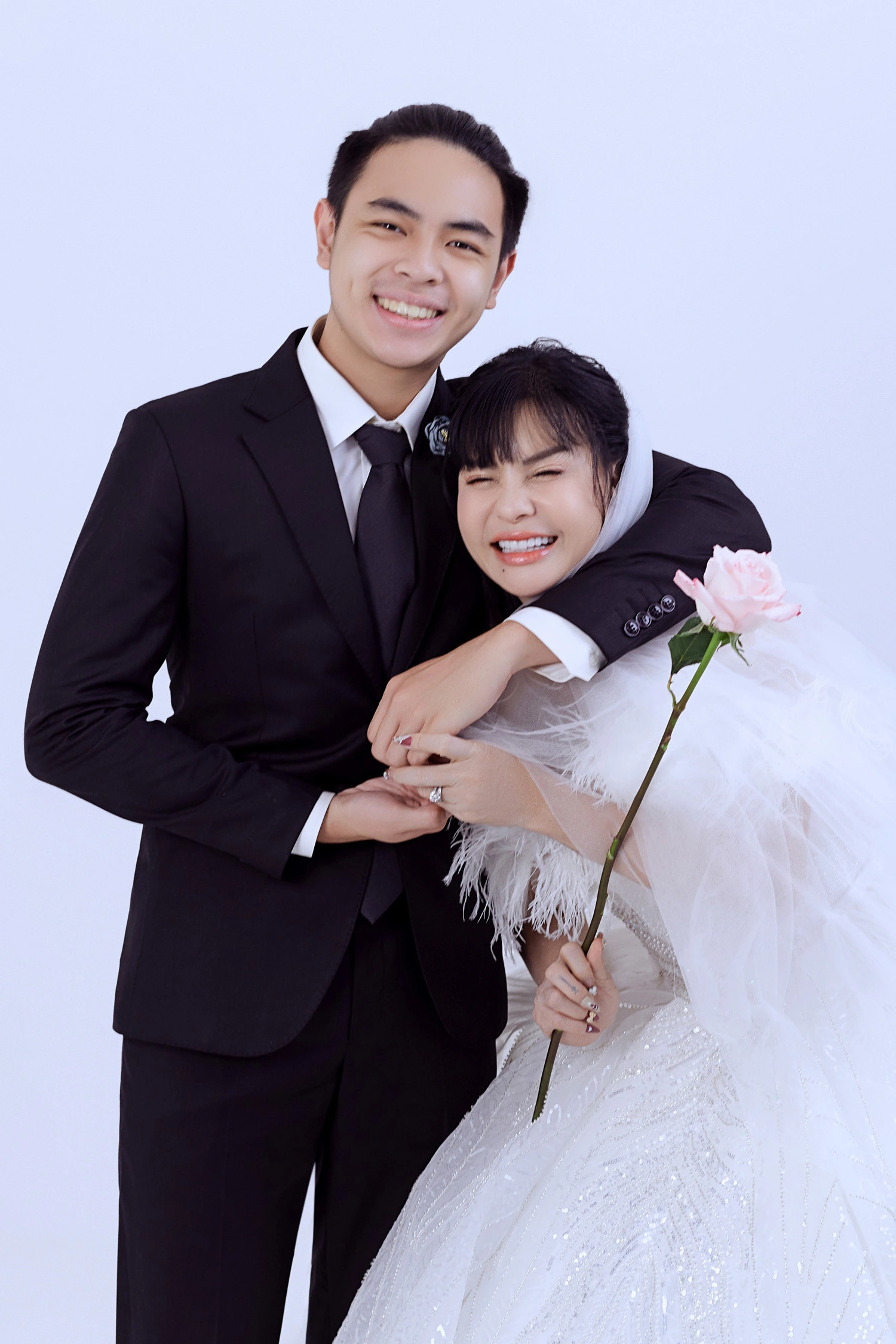 Nữ nghệ sĩ muốn 70 tuổi công khai bạn trai: Cưới 7 ngày thì ly hôn, từng yêu trai trẻ kém gần 20 tuổi- Ảnh 2. Nữ nghệ sĩ muốn 70 tuổi công khai bạn trai: Cưới 7 ngày thì ly hôn, từng yêu trai trẻ kém gần 20 tuổi- Ảnh 2.