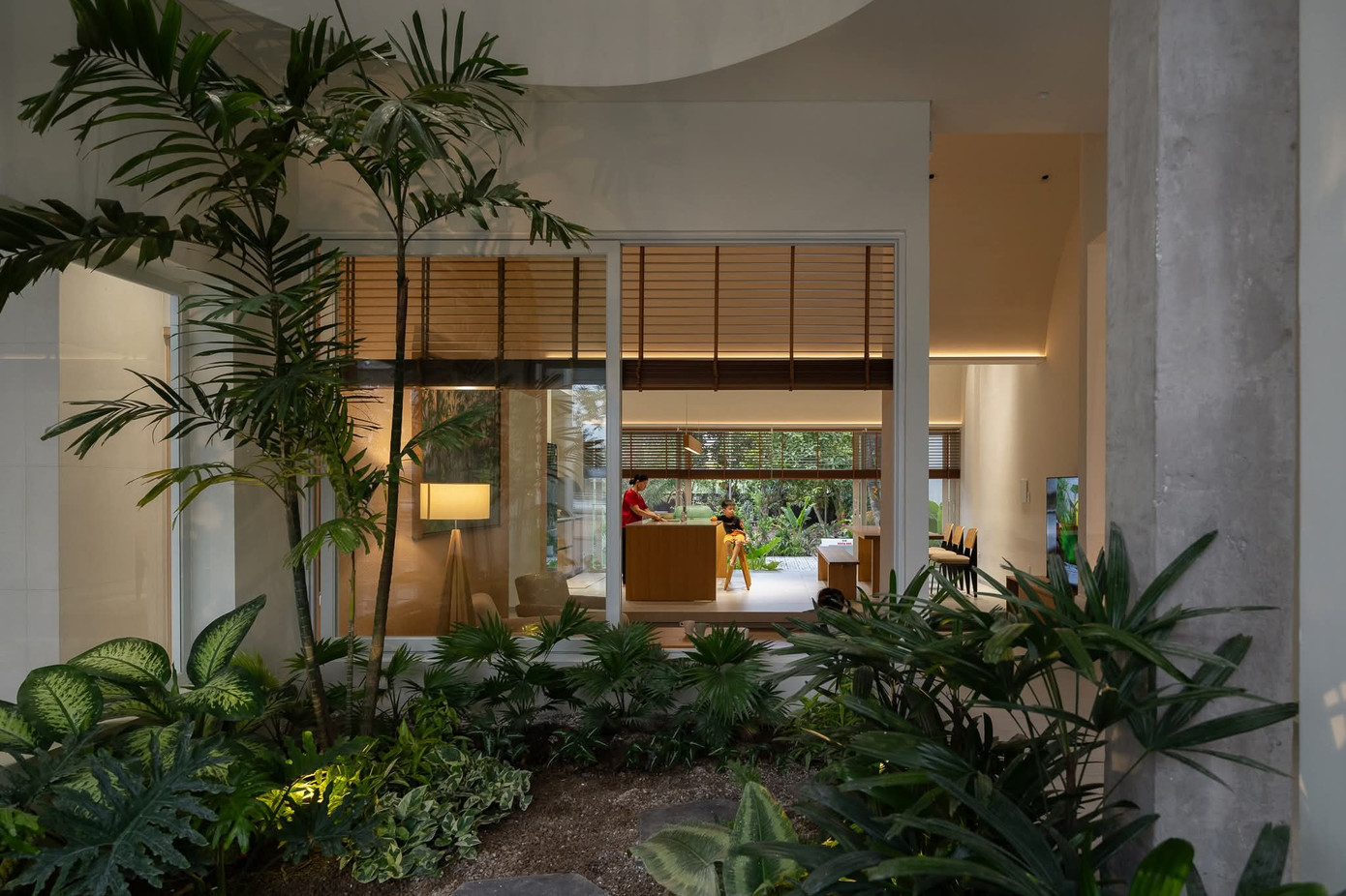 Ngôi nhà có thiết kế mái như ống khói để lấy sáng- Ảnh 7.