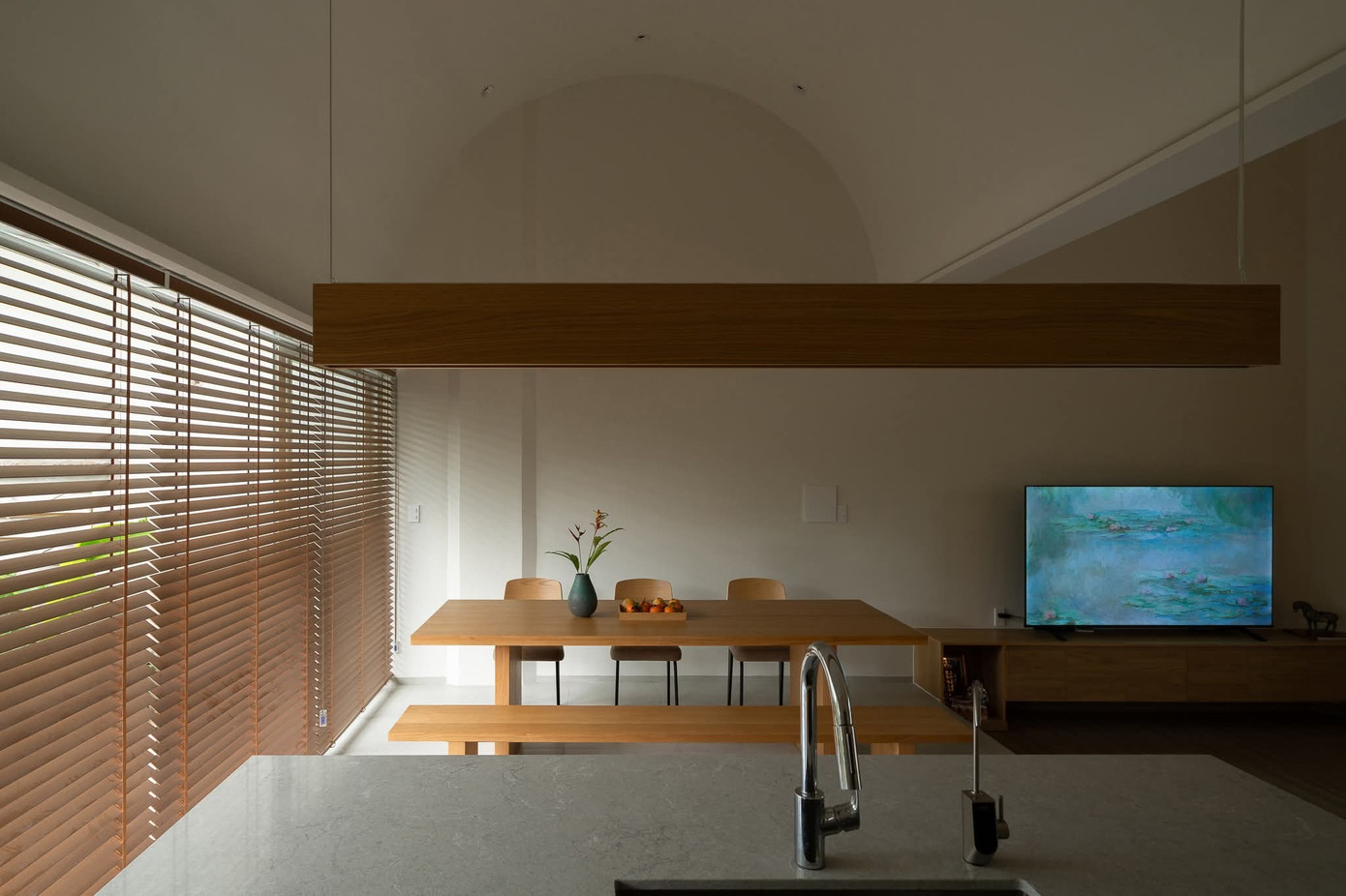 Ngôi nhà có thiết kế mái như ống khói để lấy sáng- Ảnh 13.