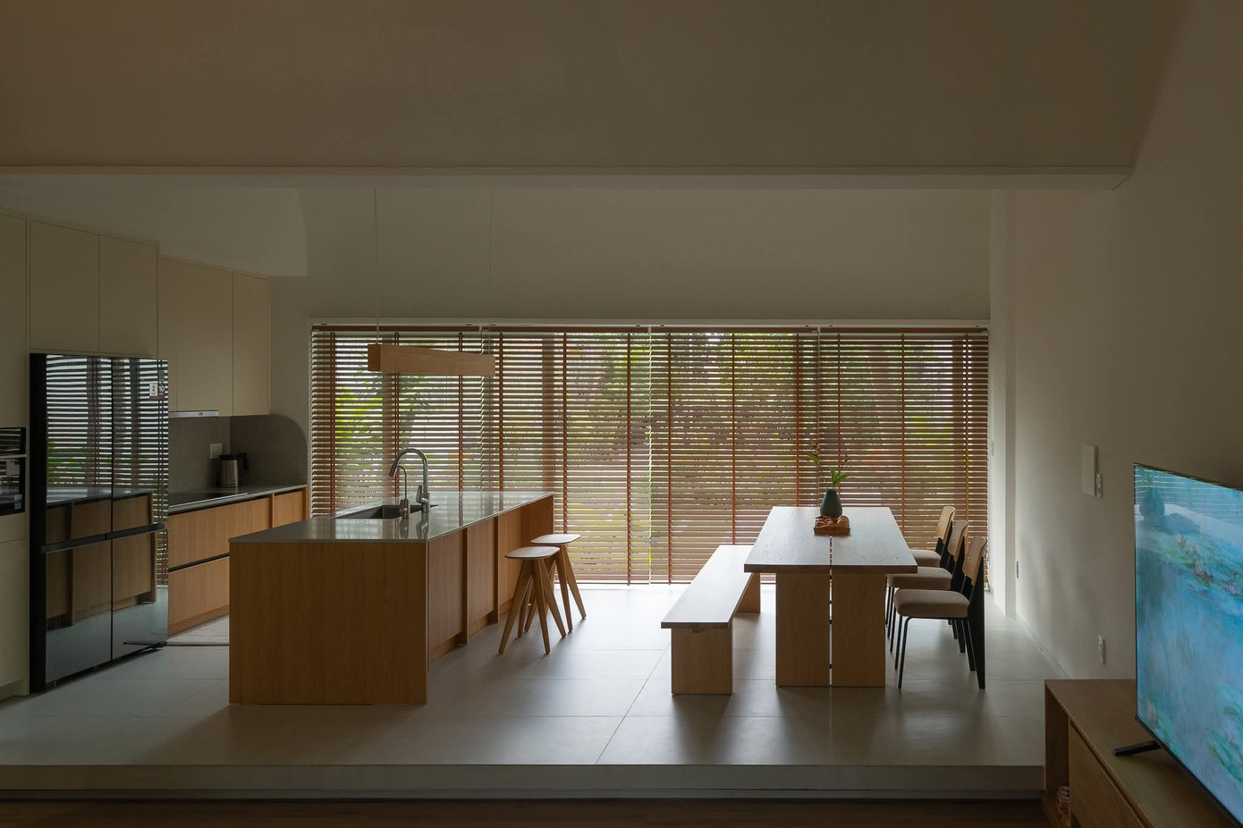 Ngôi nhà có thiết kế mái như ống khói để lấy sáng- Ảnh 12.