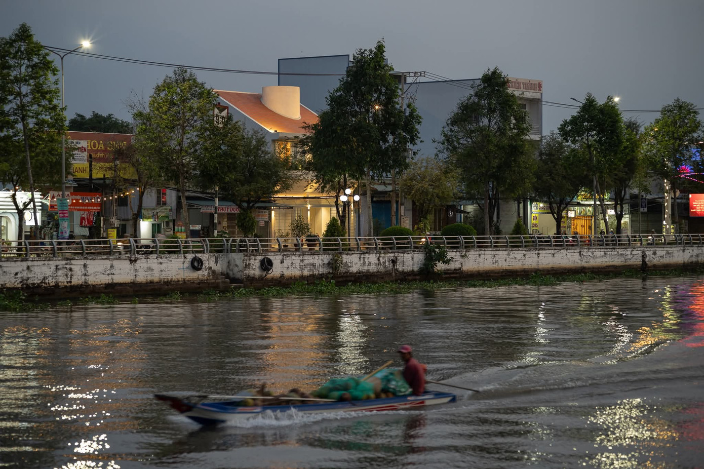 Ngôi nhà có thiết kế mái như ống khói để lấy sáng- Ảnh 4.