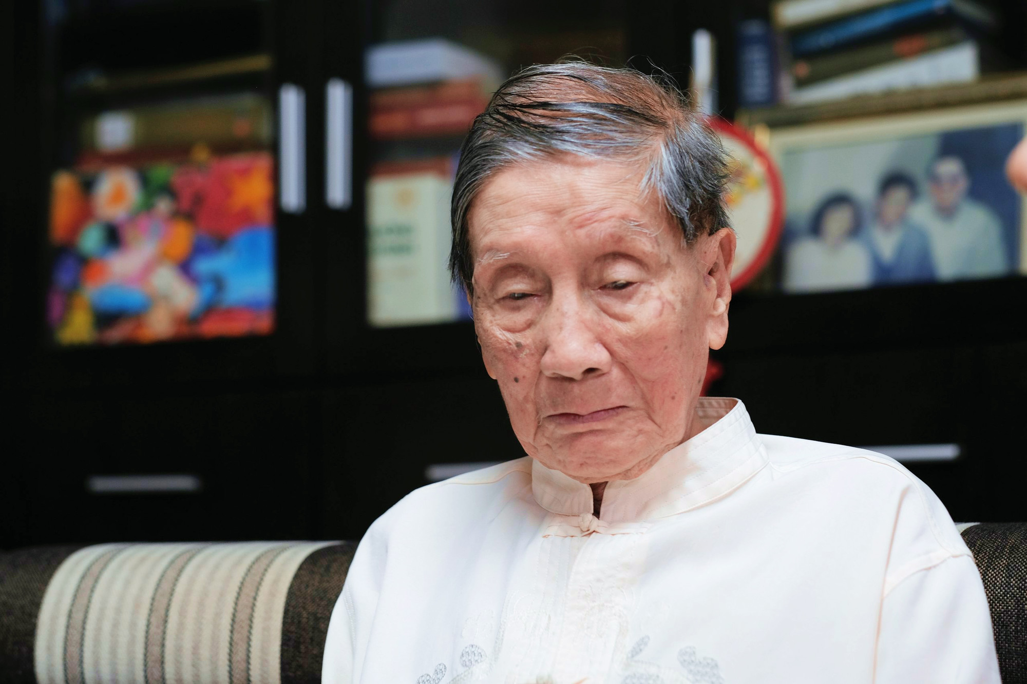 Nam nghệ sĩ sắp 100 tuổi ở Hà Nội: Sống lạc quan, vẫn làm một việc hằng ngày- Ảnh 1. Nam nghệ sĩ sắp 100 tuổi ở Hà Nội: Sống lạc quan, vẫn làm một việc hằng ngày- Ảnh 1.