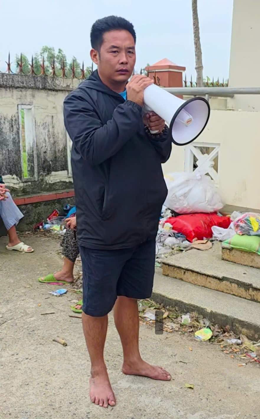 Trưởng thôn đi chân đất phát quà cứu trợ, không cần giấy vẫn nhớ tên 3.000 người dân- Ảnh 1.