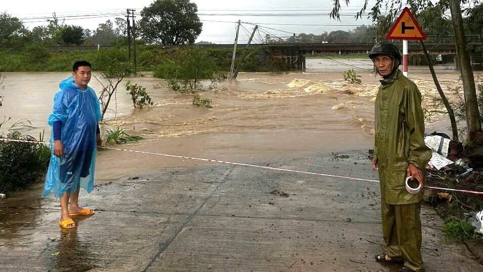 Trưởng thôn đi chân đất phát quà cứu trợ, không cần giấy vẫn nhớ tên 3.000 người dân- Ảnh 2.