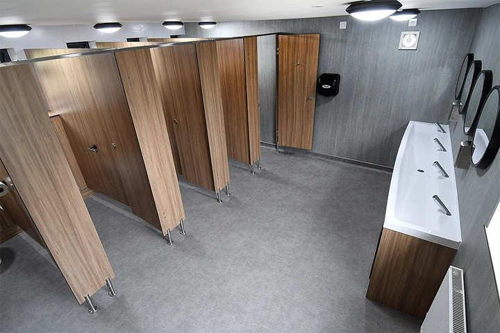 Công ty ‘canh’ toilet, nhân viên đi vệ sinh quá 15 phút bị phạt 1,7 triệu đồng- Ảnh 1.