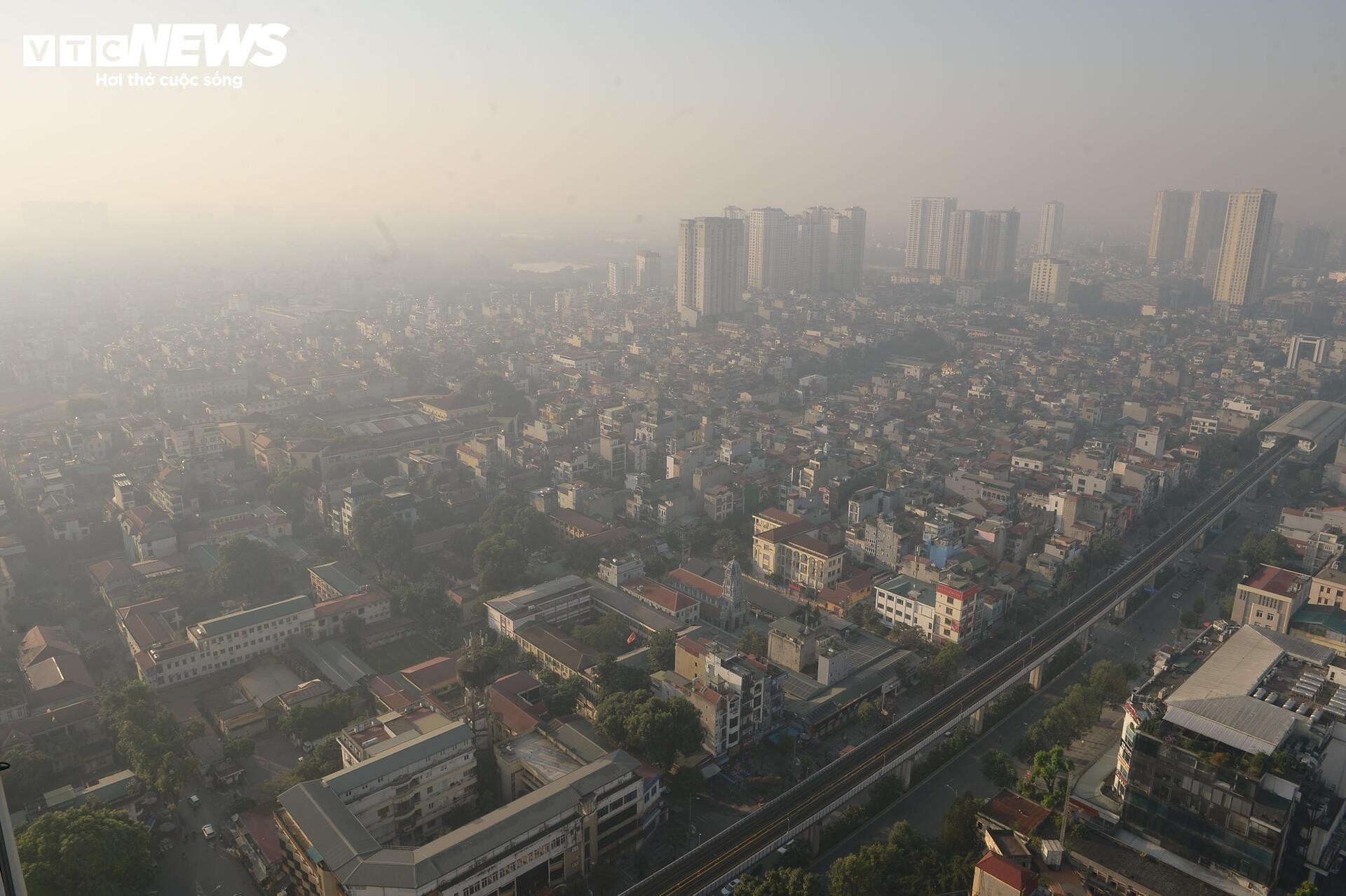 Bầu trời chìm trong bụi mịn, dân Hà Nội cảm thấy ngột ngạt vì ô nhiễm và rét khô- Ảnh 1.