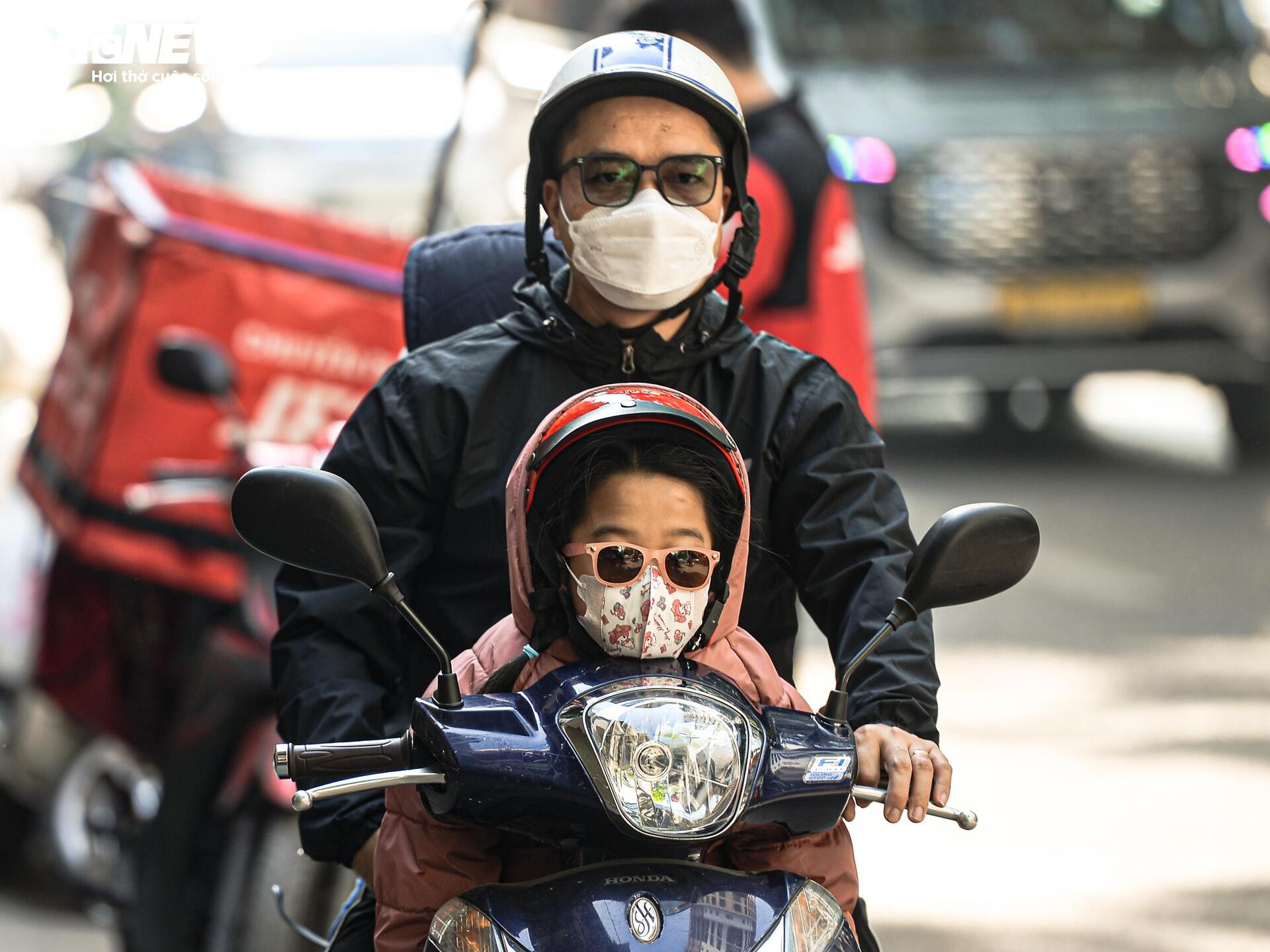 Bầu trời chìm trong bụi mịn, dân Hà Nội cảm thấy ngột ngạt vì ô nhiễm và rét khô- Ảnh 11.