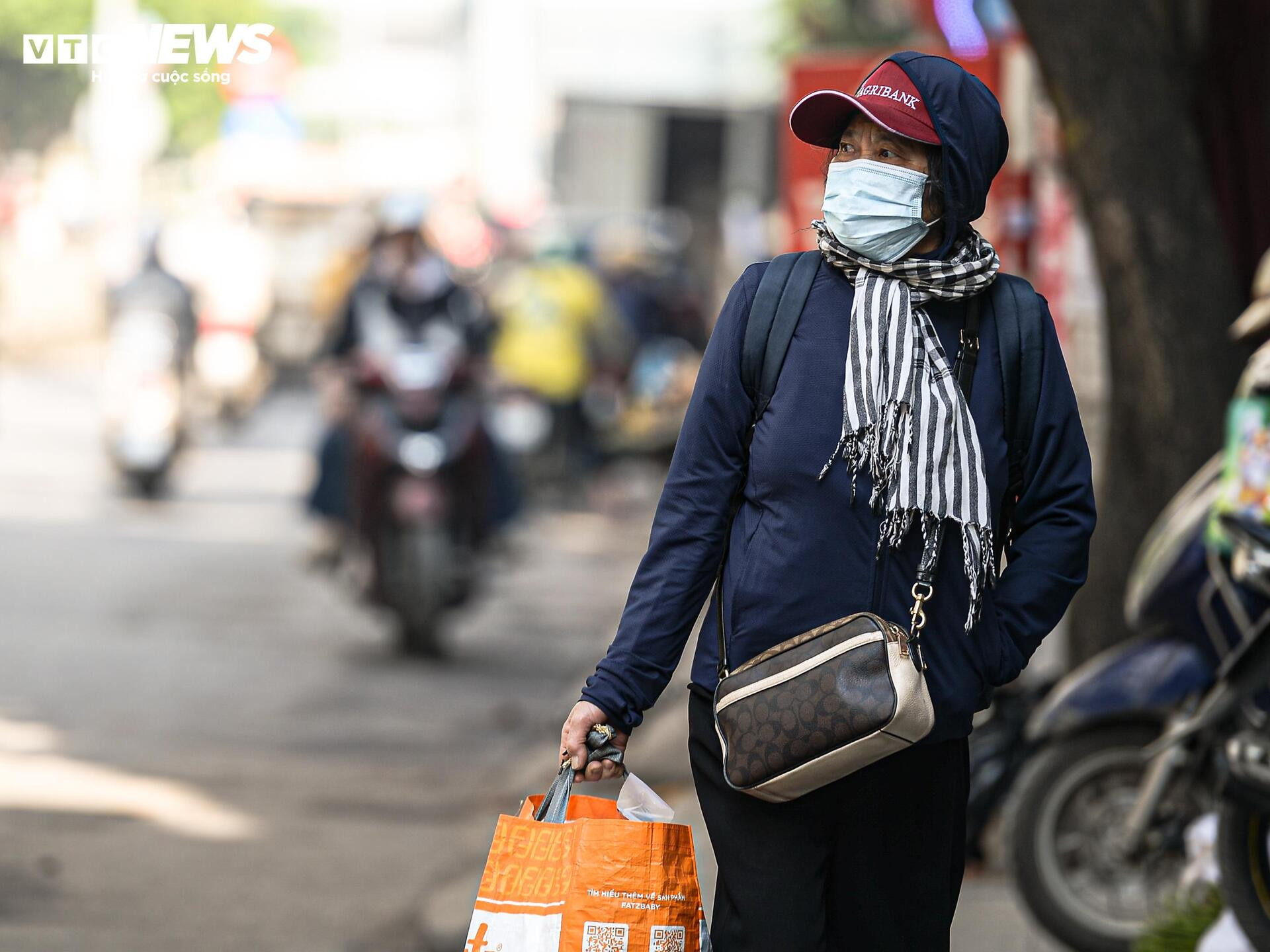 Bầu trời chìm trong bụi mịn, dân Hà Nội cảm thấy ngột ngạt vì ô nhiễm và rét khô- Ảnh 12.