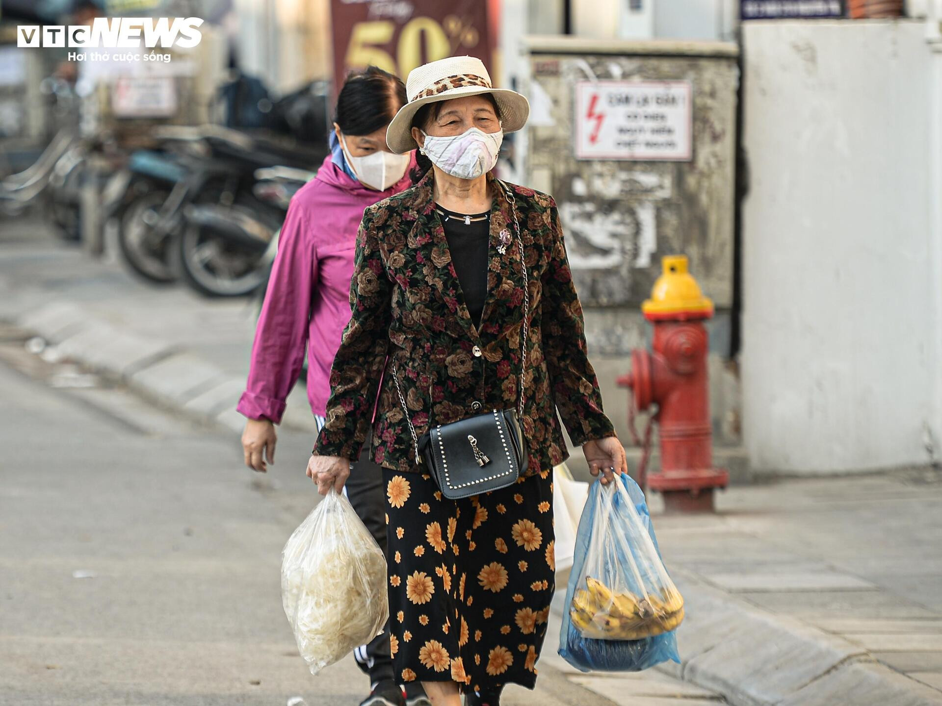 Bầu trời chìm trong bụi mịn, dân Hà Nội cảm thấy ngột ngạt vì ô nhiễm và rét khô- Ảnh 13.