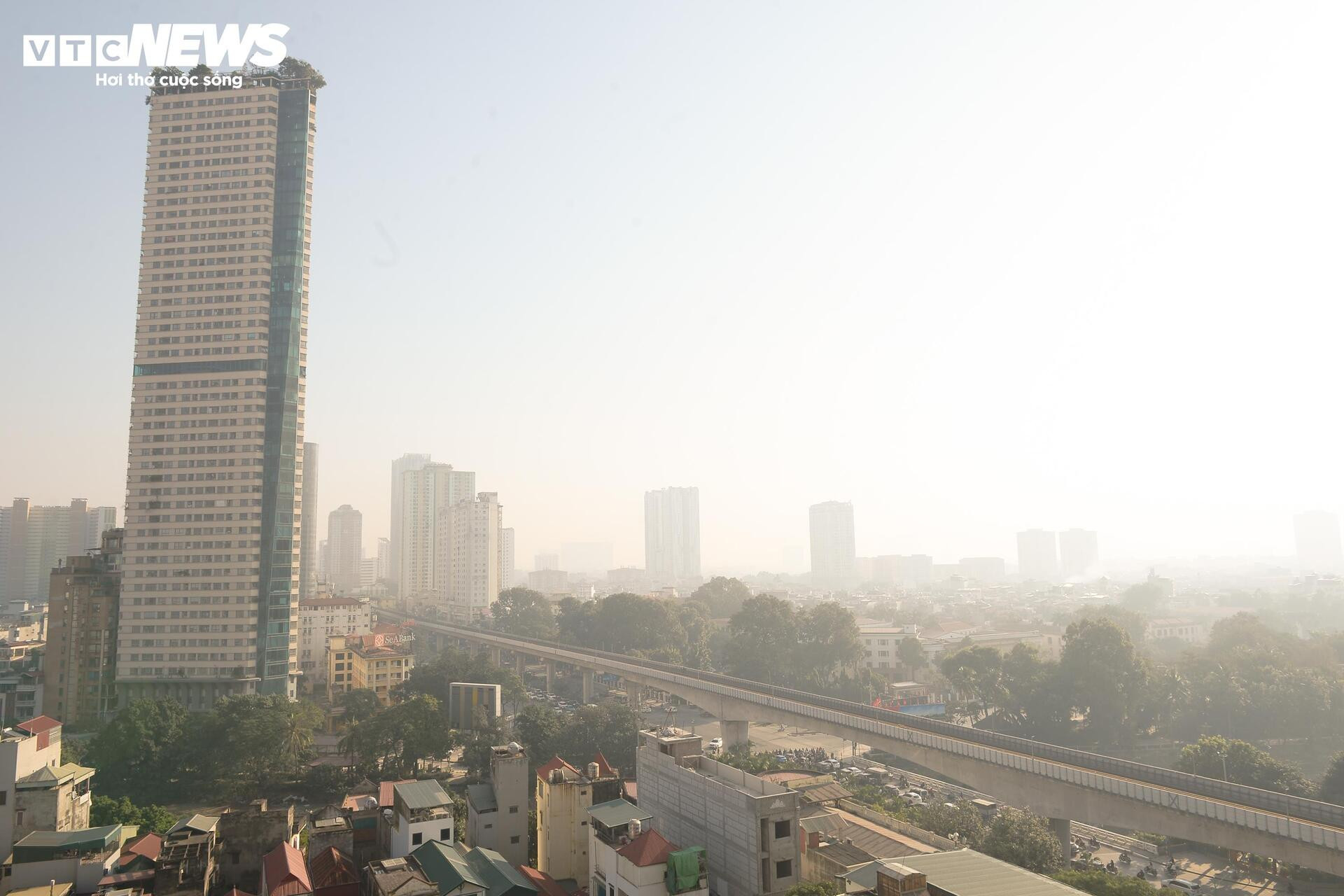 Bầu trời chìm trong bụi mịn, dân Hà Nội cảm thấy ngột ngạt vì ô nhiễm và rét khô- Ảnh 14.