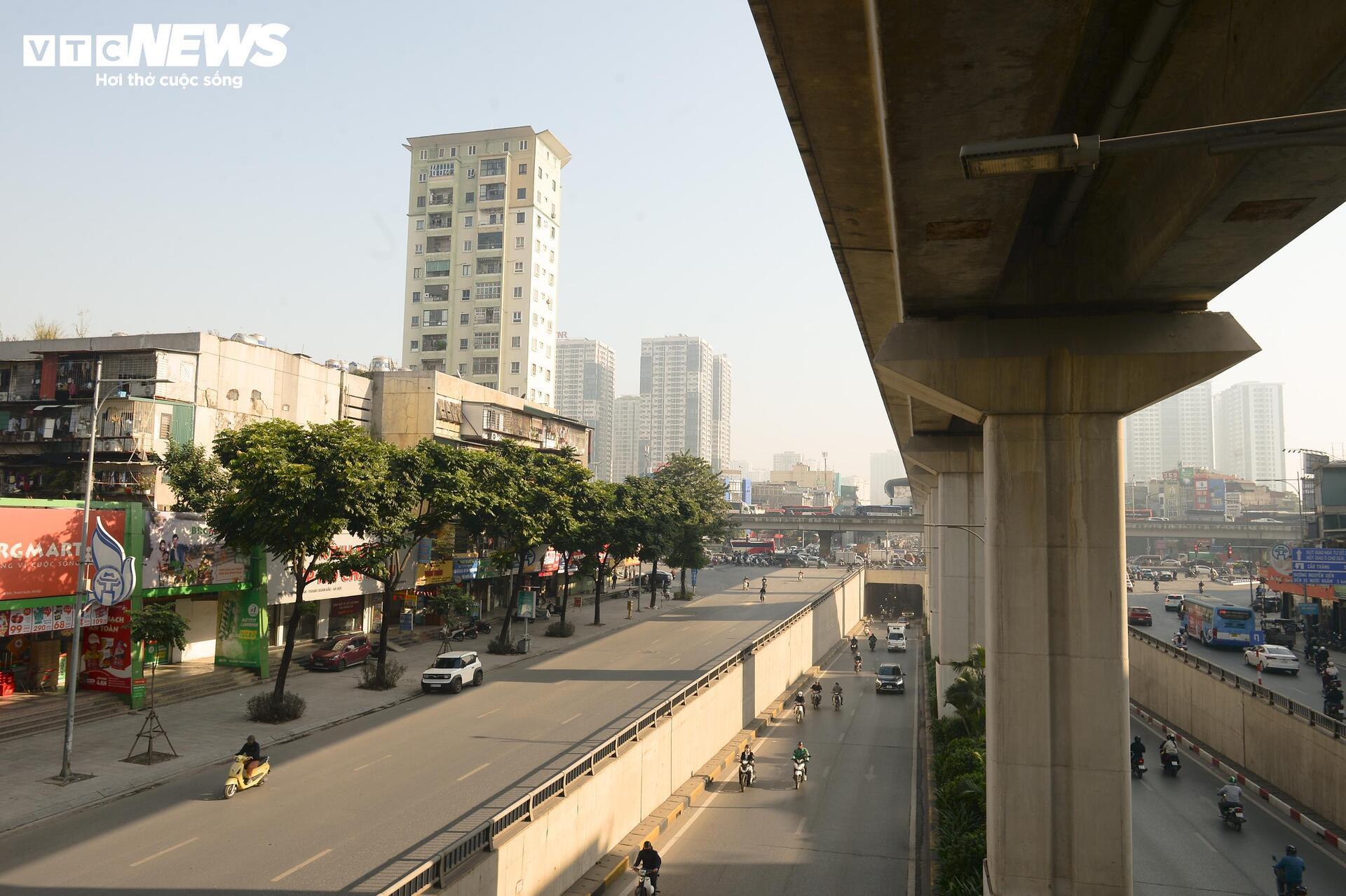 Bầu trời chìm trong bụi mịn, dân Hà Nội cảm thấy ngột ngạt vì ô nhiễm và rét khô- Ảnh 15.