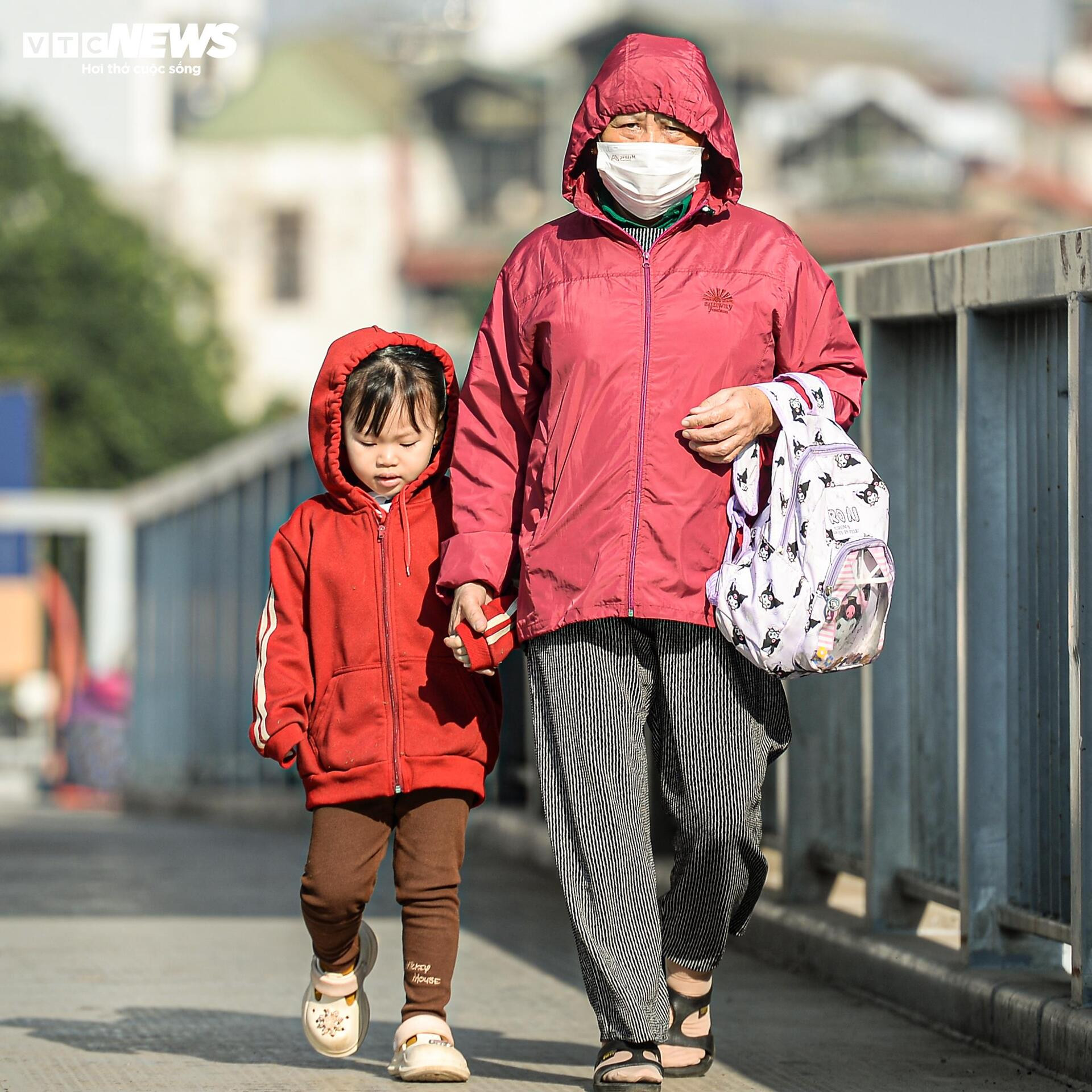 Bầu trời chìm trong bụi mịn, dân Hà Nội cảm thấy ngột ngạt vì ô nhiễm và rét khô- Ảnh 16.