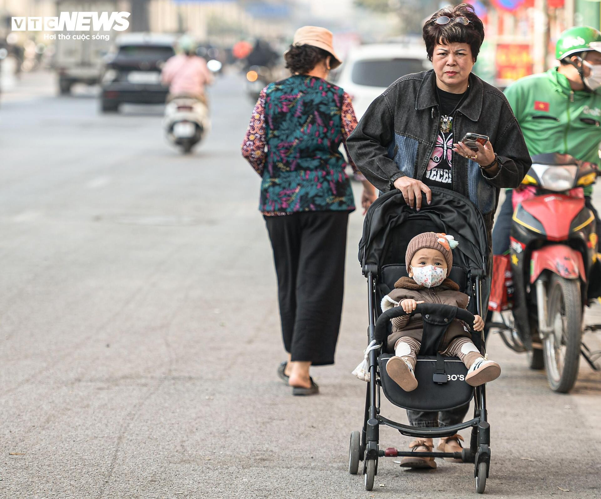 Bầu trời chìm trong bụi mịn, dân Hà Nội cảm thấy ngột ngạt vì ô nhiễm và rét khô- Ảnh 18.