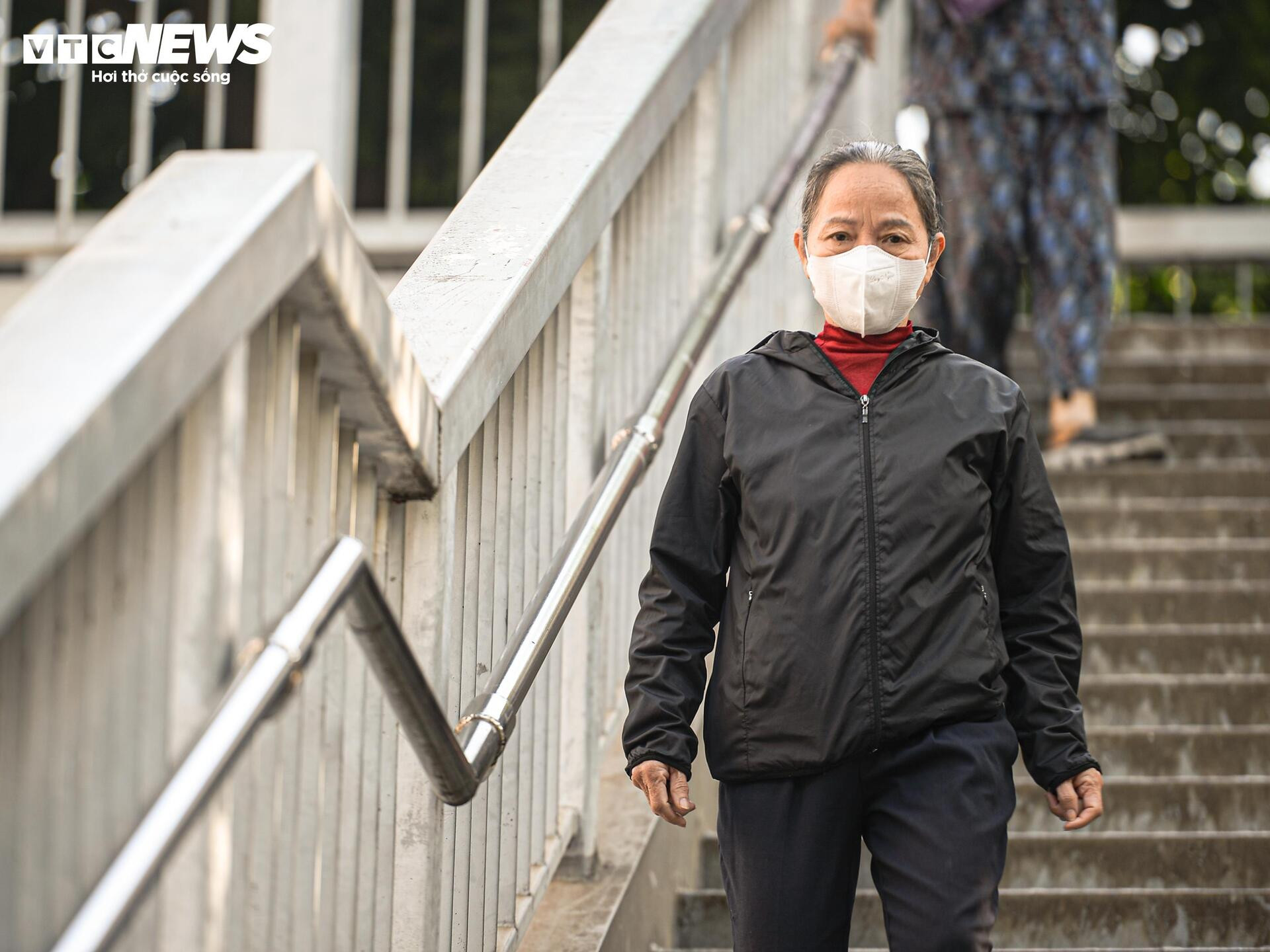 Bầu trời chìm trong bụi mịn, dân Hà Nội cảm thấy ngột ngạt vì ô nhiễm và rét khô- Ảnh 19.