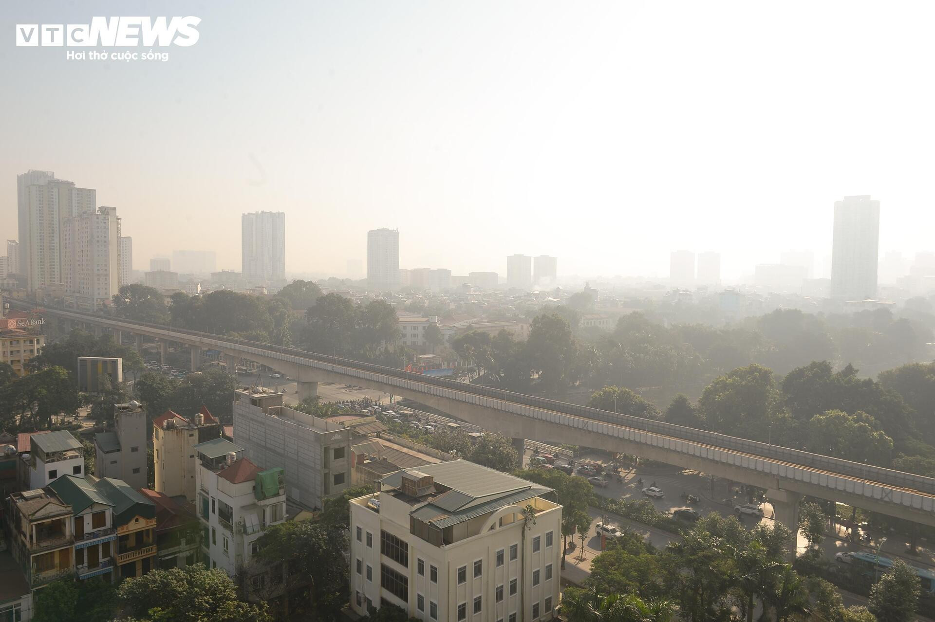 Bầu trời chìm trong bụi mịn, dân Hà Nội cảm thấy ngột ngạt vì ô nhiễm và rét khô- Ảnh 4.