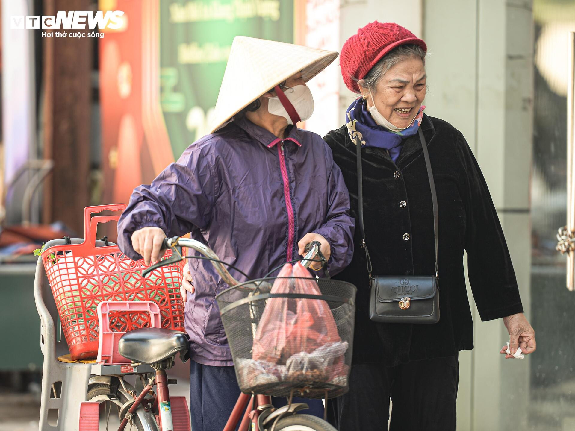 Bầu trời chìm trong bụi mịn, dân Hà Nội cảm thấy ngột ngạt vì ô nhiễm và rét khô- Ảnh 20.