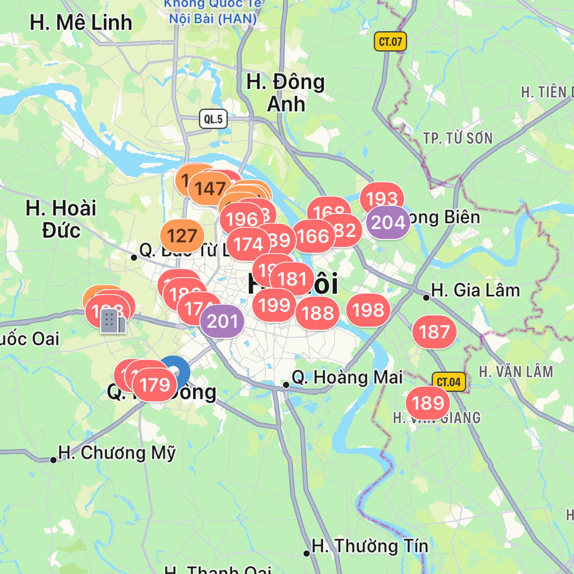 Bầu trời chìm trong bụi mịn, dân Hà Nội cảm thấy ngột ngạt vì ô nhiễm và rét khô- Ảnh 3.