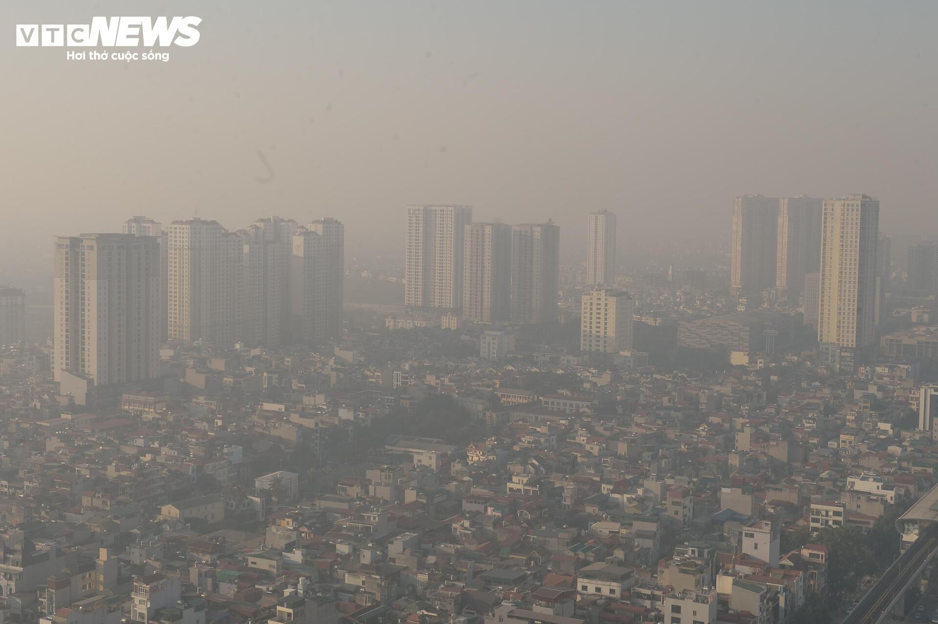 Bầu trời chìm trong bụi mịn, dân Hà Nội cảm thấy ngột ngạt vì ô nhiễm và rét khô- Ảnh 5.