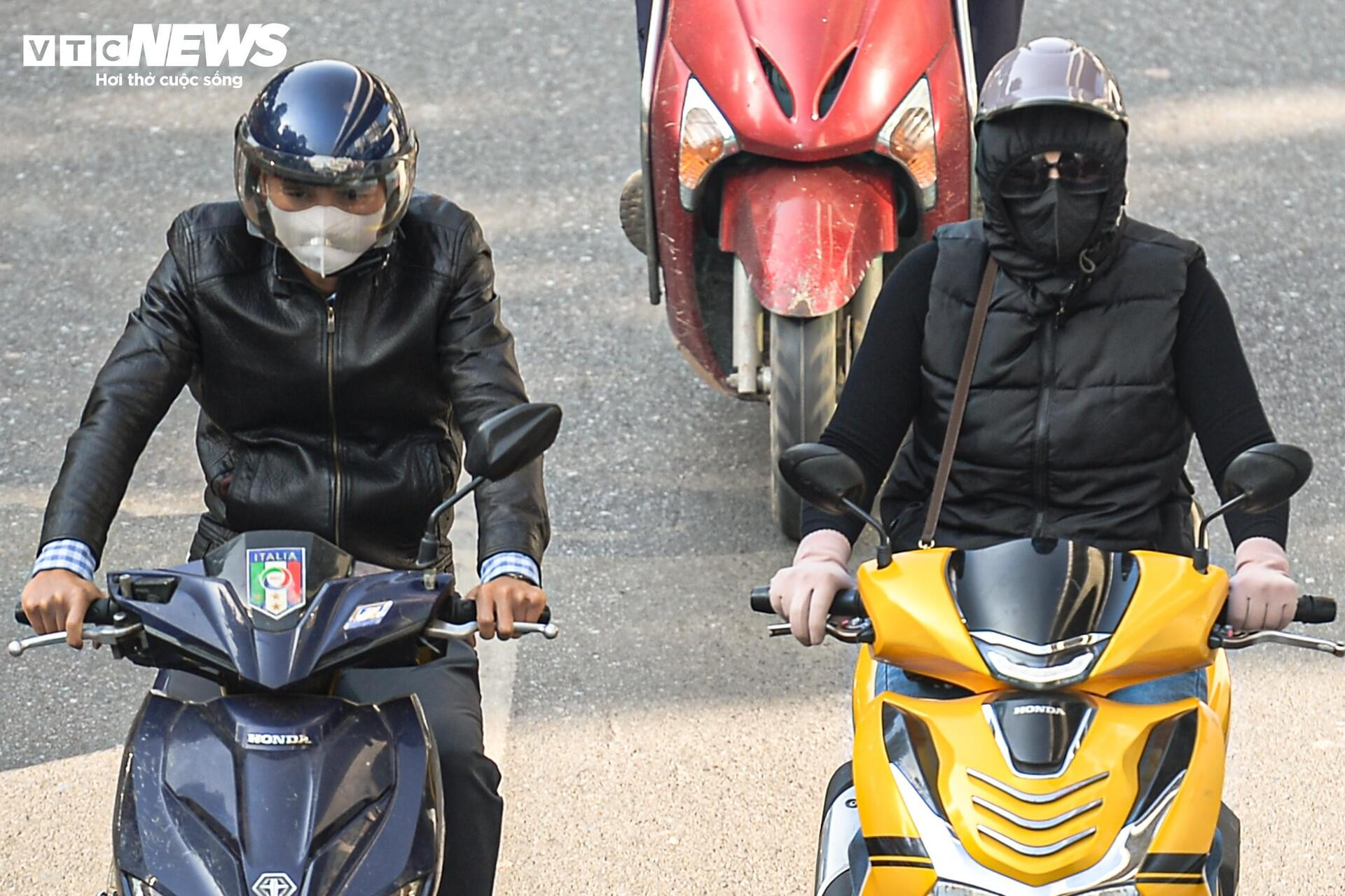 Bầu trời chìm trong bụi mịn, dân Hà Nội cảm thấy ngột ngạt vì ô nhiễm và rét khô- Ảnh 6.