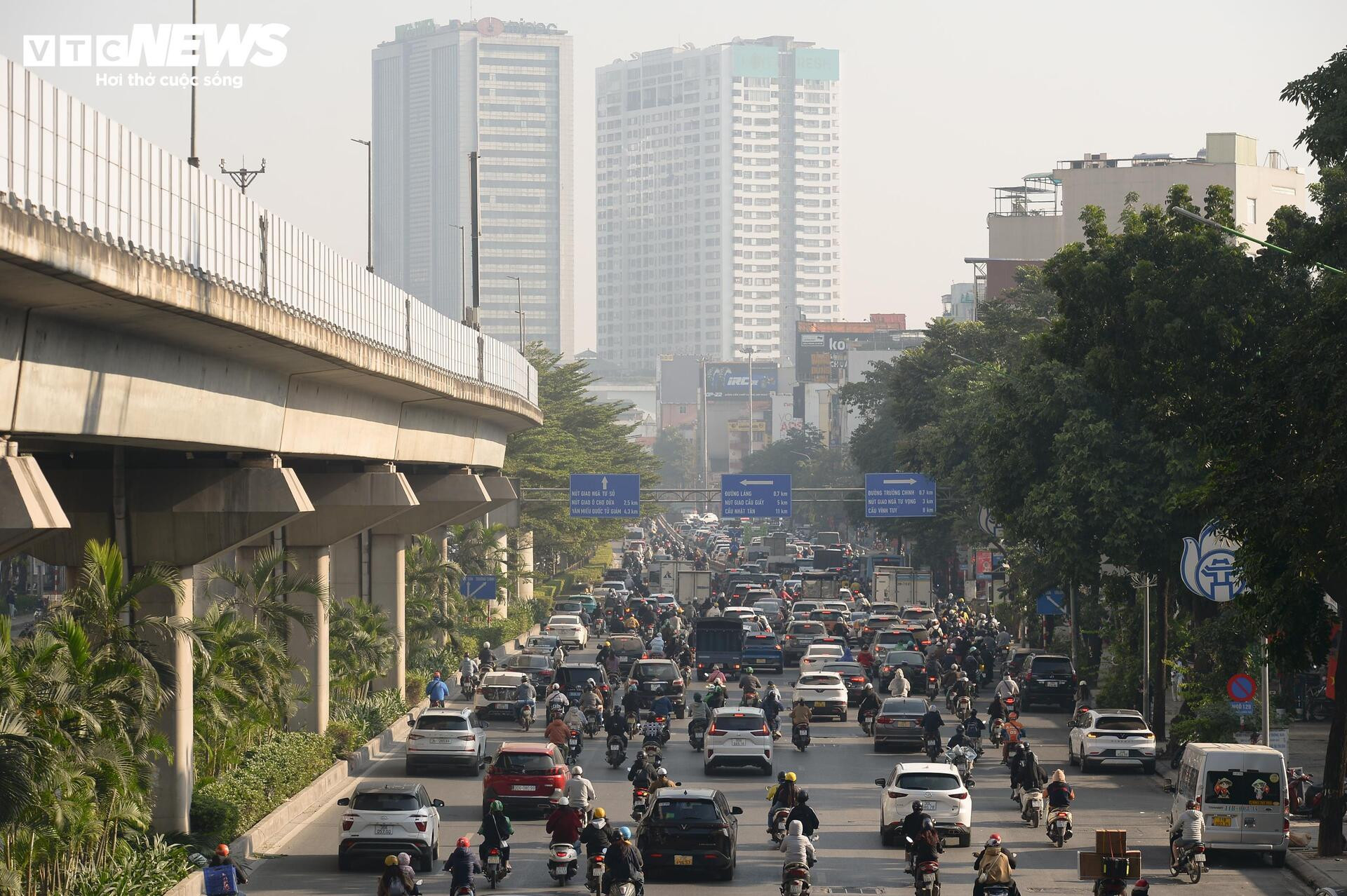 Bầu trời chìm trong bụi mịn, dân Hà Nội cảm thấy ngột ngạt vì ô nhiễm và rét khô- Ảnh 7.