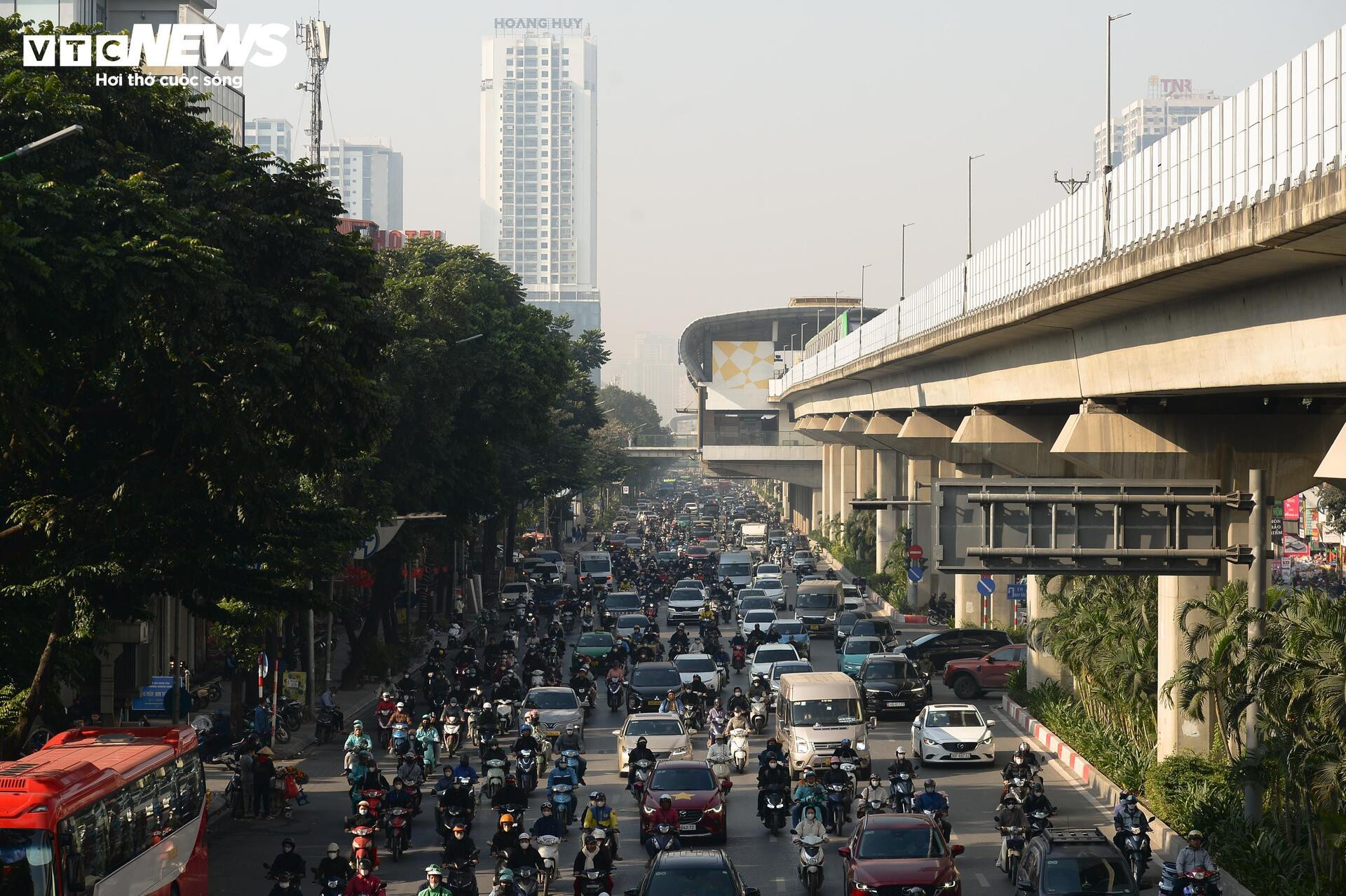 Bầu trời chìm trong bụi mịn, dân Hà Nội cảm thấy ngột ngạt vì ô nhiễm và rét khô- Ảnh 8.