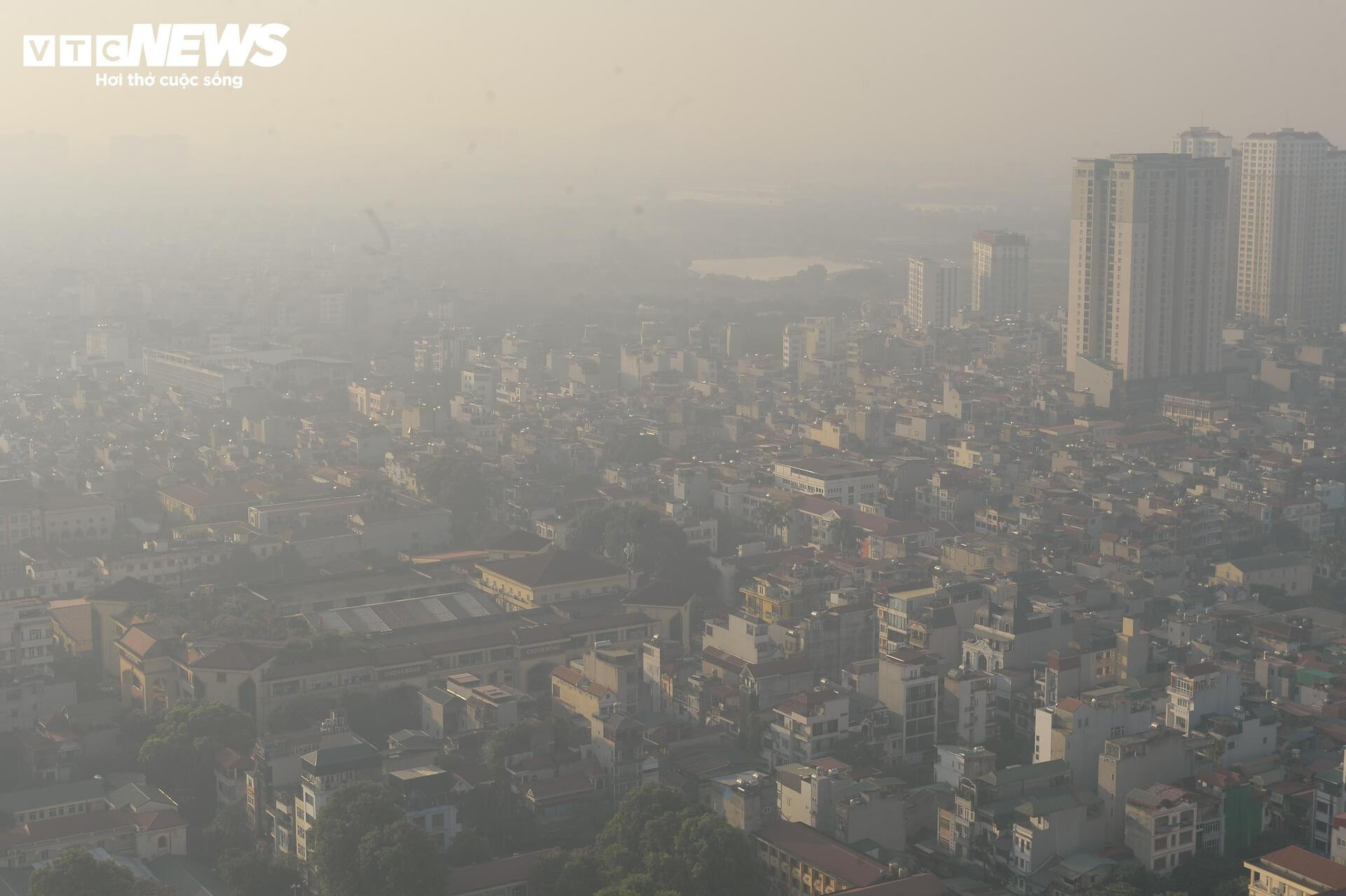 Bầu trời chìm trong bụi mịn, dân Hà Nội cảm thấy ngột ngạt vì ô nhiễm và rét khô- Ảnh 9.