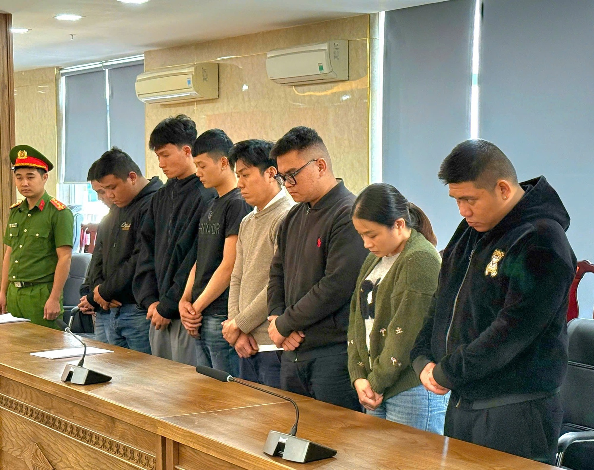 Đường dây tội phạm xuyên quốc gia: Đối tượng câu kết với nhân viên ngân hàng, có bị hại mất 12 tỷ đồng- Ảnh 2.