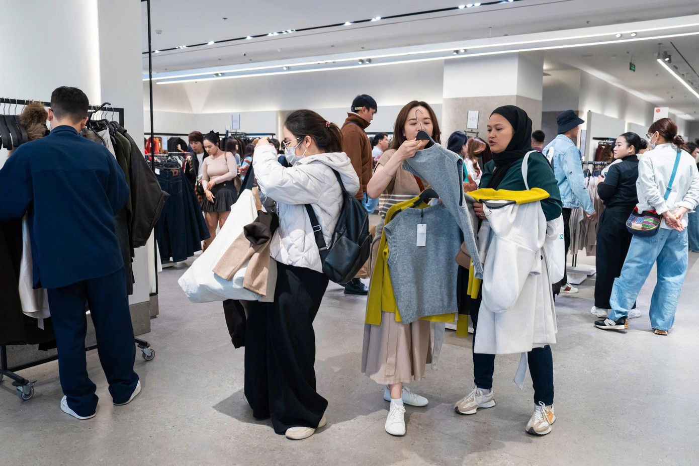 Chen chân 'săn sale' Black Friday từ sáng đến đêm- Ảnh 7.