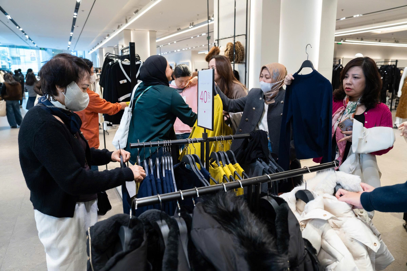 Chen chân 'săn sale' Black Friday từ sáng đến đêm- Ảnh 6.