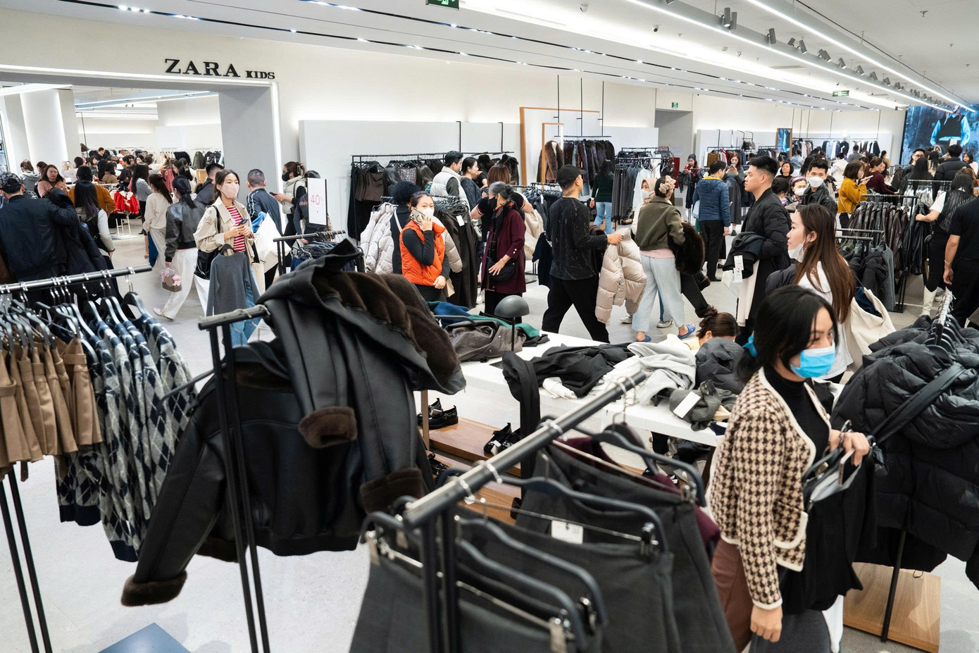 Chen chân 'săn sale' Black Friday từ sáng đến đêm- Ảnh 9.