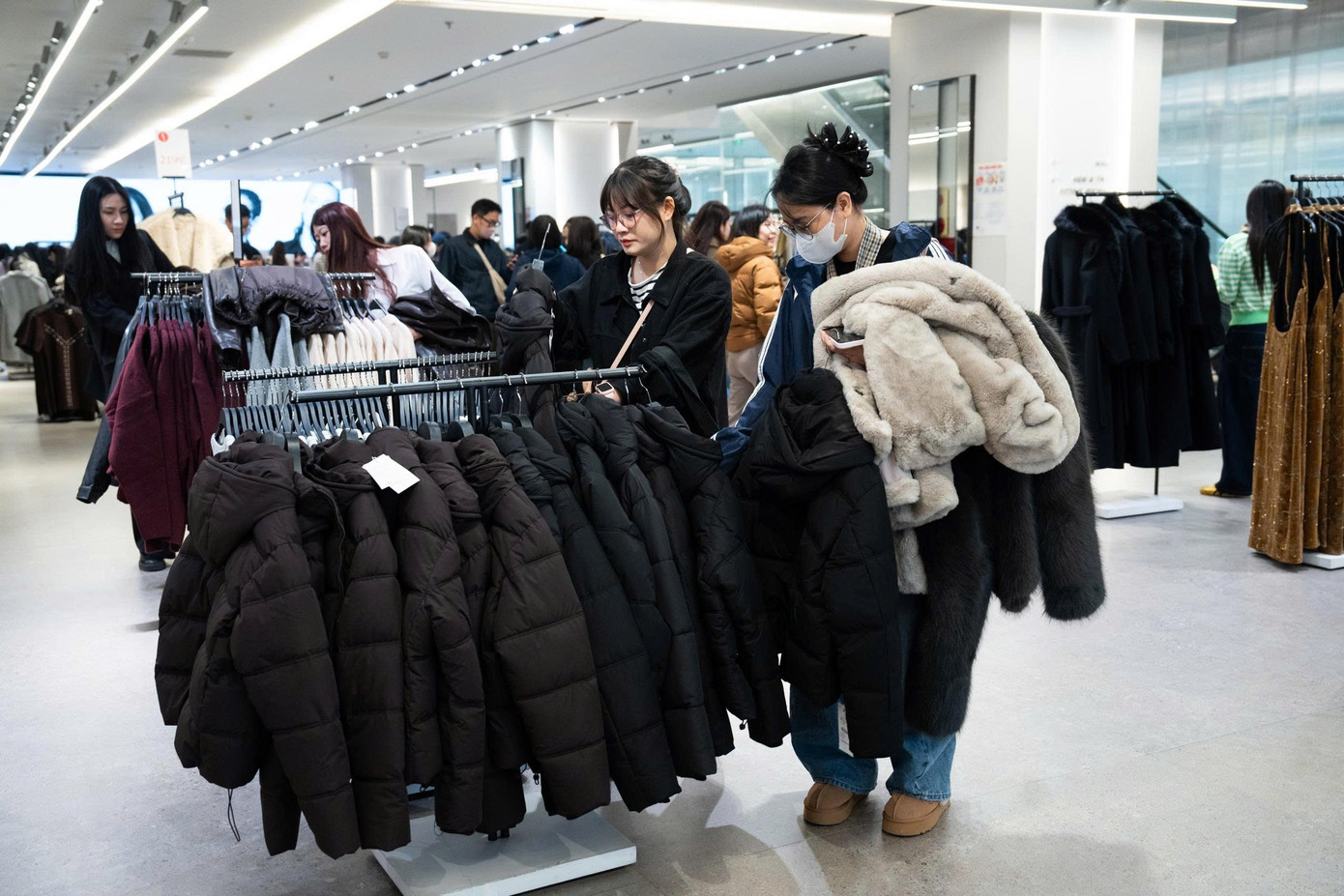 Chen chân 'săn sale' Black Friday từ sáng đến đêm- Ảnh 5.